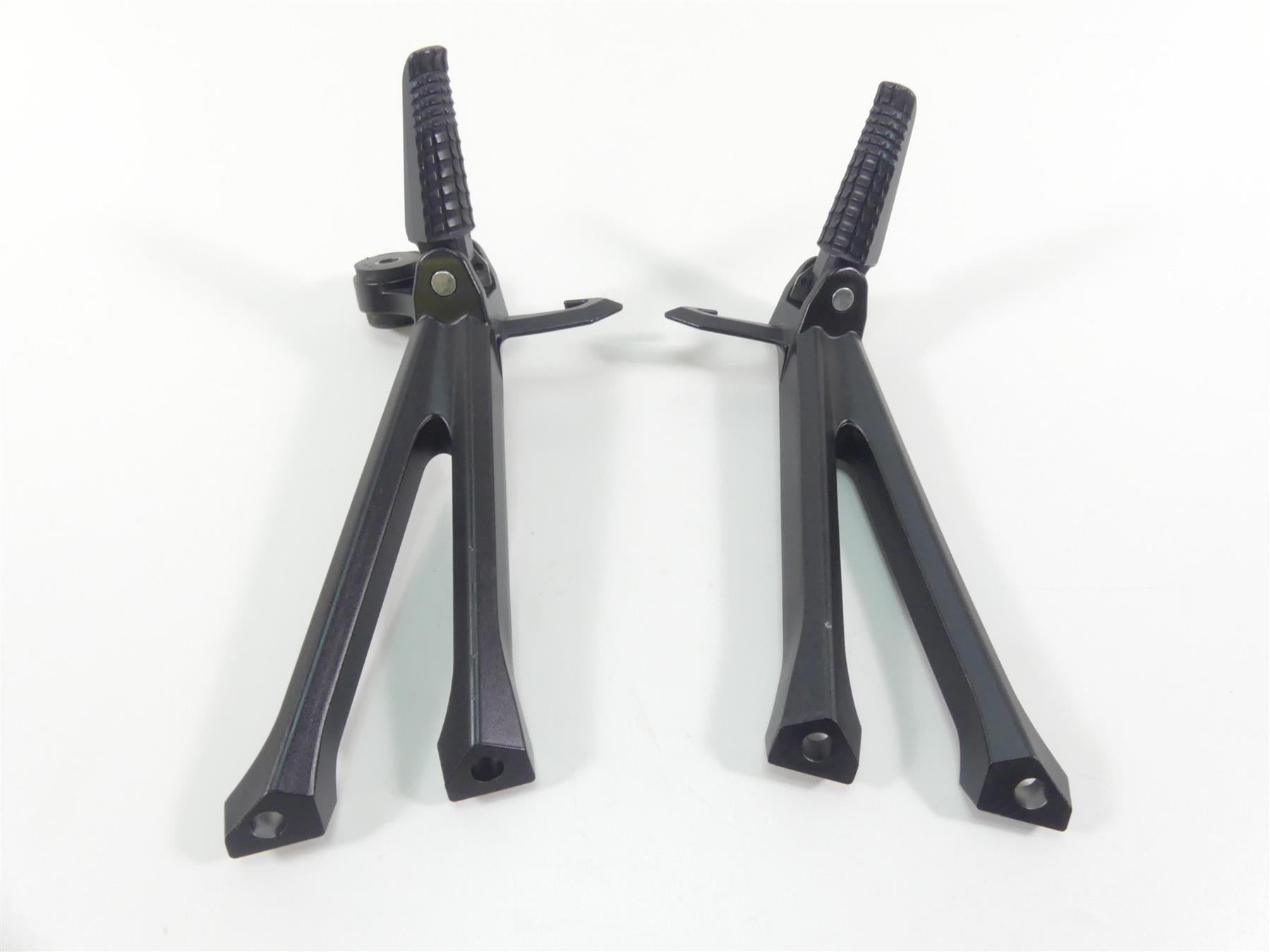 2022 Suzuki GSXR750 Rear Passenger Footpeg Foot Rest Set 43600-14J30 43700-14J30 {{ shop.shopifyCountryName }} - Mototech271