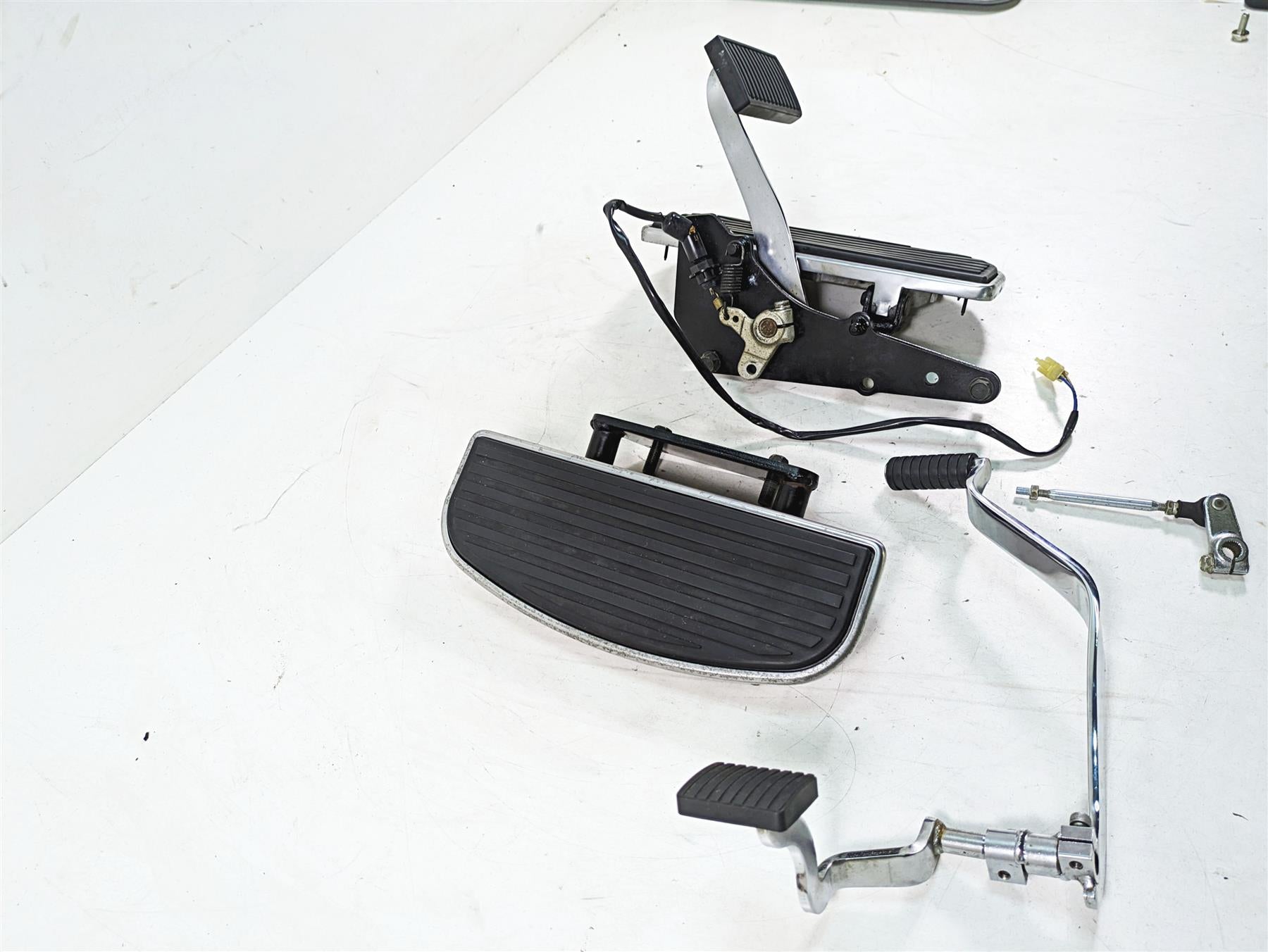 1997 Kawasaki VN1500 Vulcan Front Rider Footpeg Shift Brake Pedal Set 34003-1290 {{ shop.shopifyCountryName }} - Mototech271