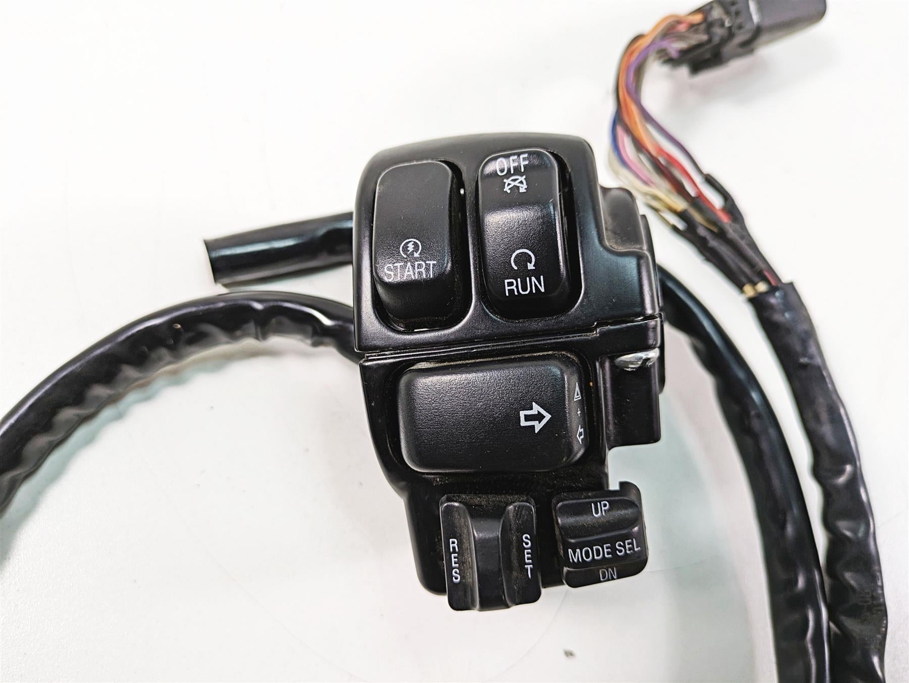 2011 Harley Touring FLTRU Road Glide Right Hand Control Switch - Read 71682-06A {{ shop.shopifyCountryName }} - Mototech271