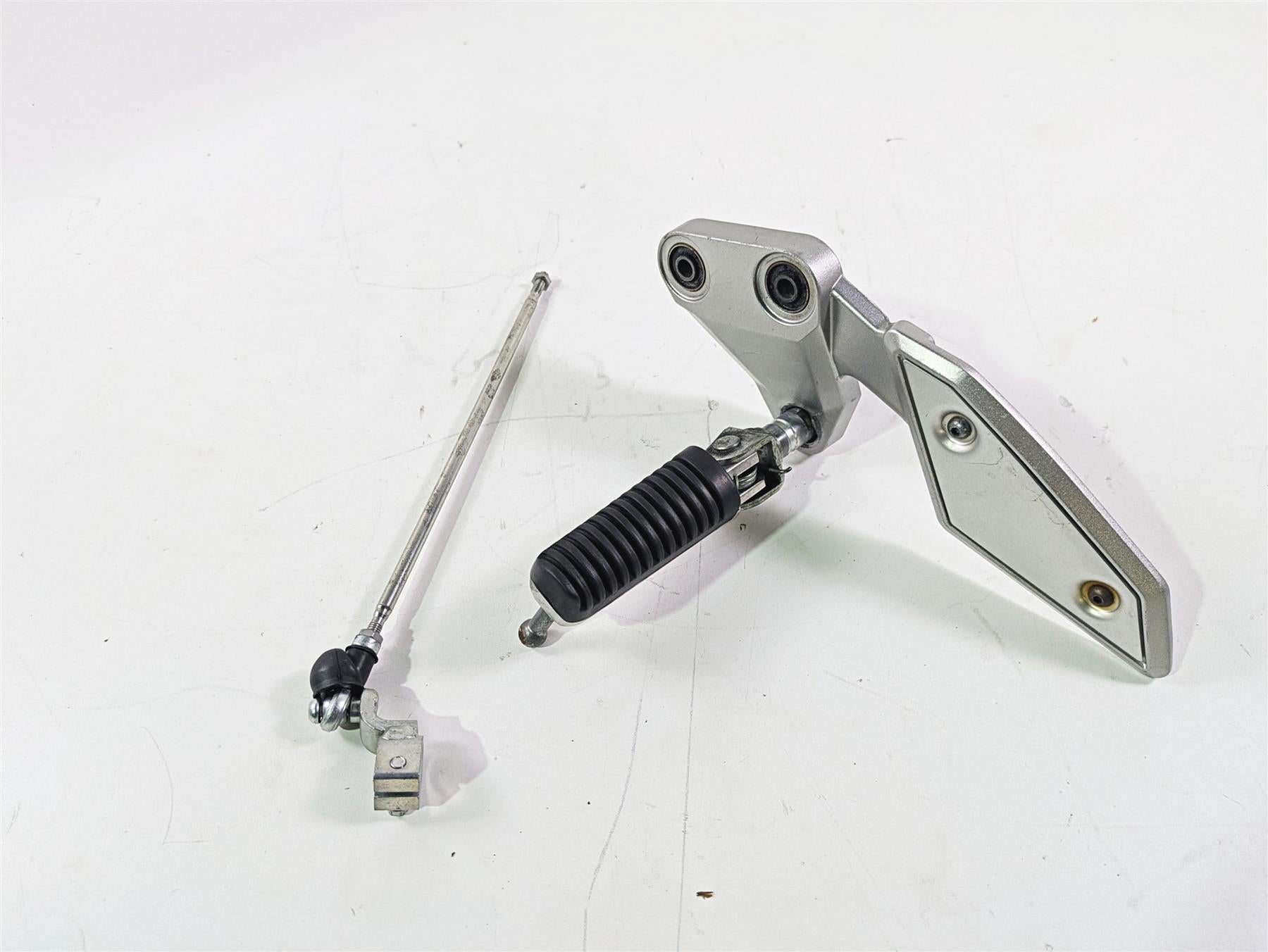 2009 Yamaha FZ1 FZS10 Fazer Left Rider Footpeg Shifter Parts Set 2D1-27442-00-00 {{ shop.shopifyCountryName }} - Mototech271