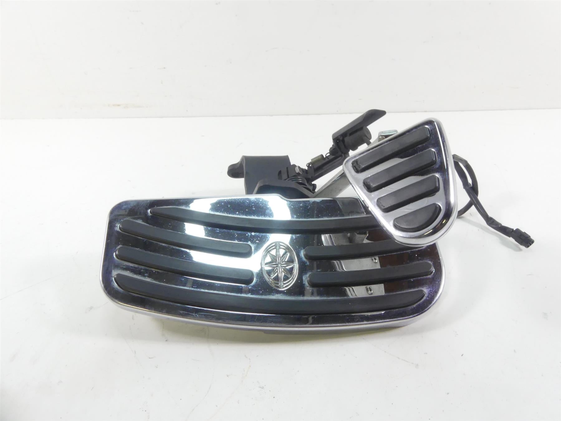 2007 Yamaha XVS1300 V-Star Right Floorboard Brake Pedal Set 3D8-27420-00-00 {{ shop.shopifyCountryName }} - Mototech271
