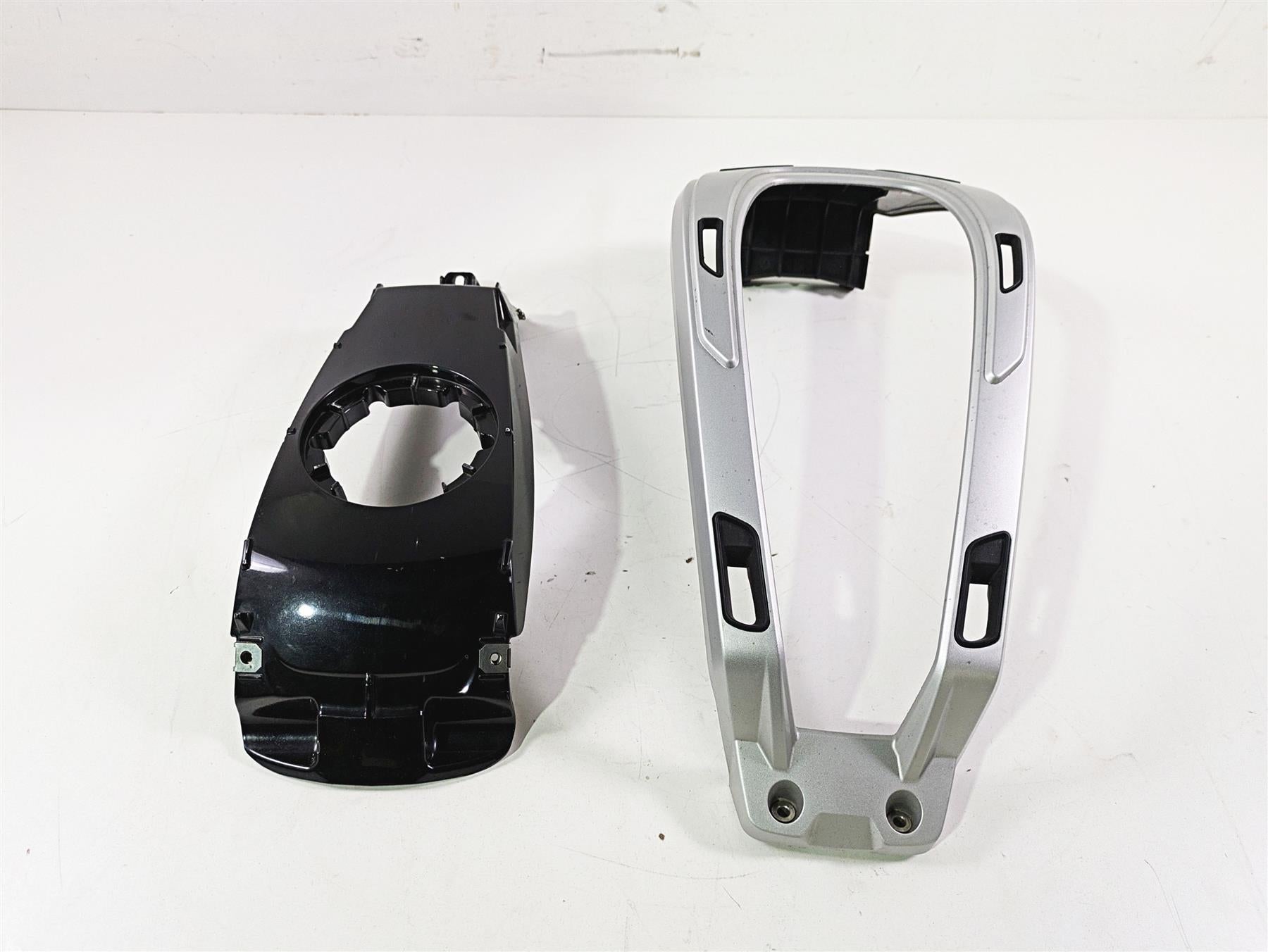 2009 BMW R1200RT K26 Center Tank Cover & Luggage Rack 46637682974 {{ shop.shopifyCountryName }} - Mototech271