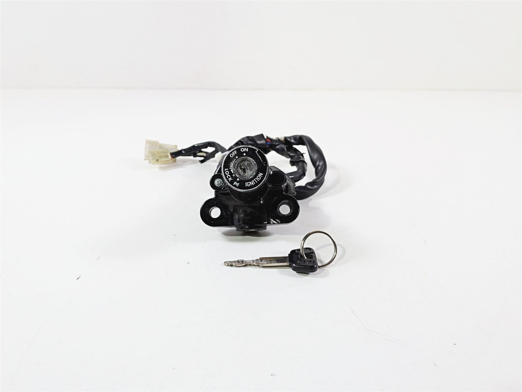 2016 Yamaha YZF R1 RN32 Ignition Switch Key Lock Set 2CR-82501-10-00 {{ shop.shopifyCountryName }} - Mototech271