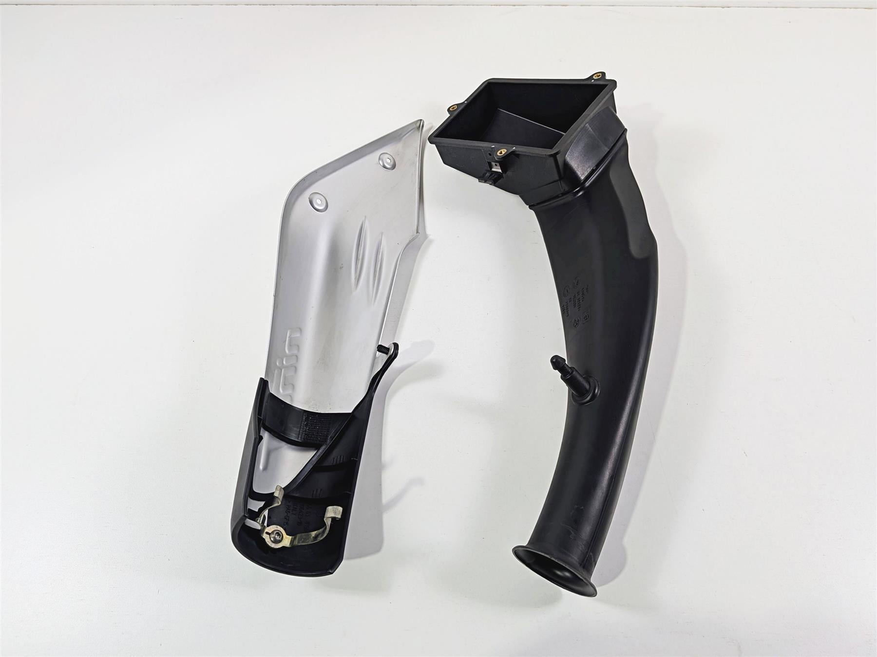 2023 BMW R nineT Scrambler K23 Air Inlet Snorkel Cover & Tube 46638546494 {{ shop.shopifyCountryName }} - Mototech271