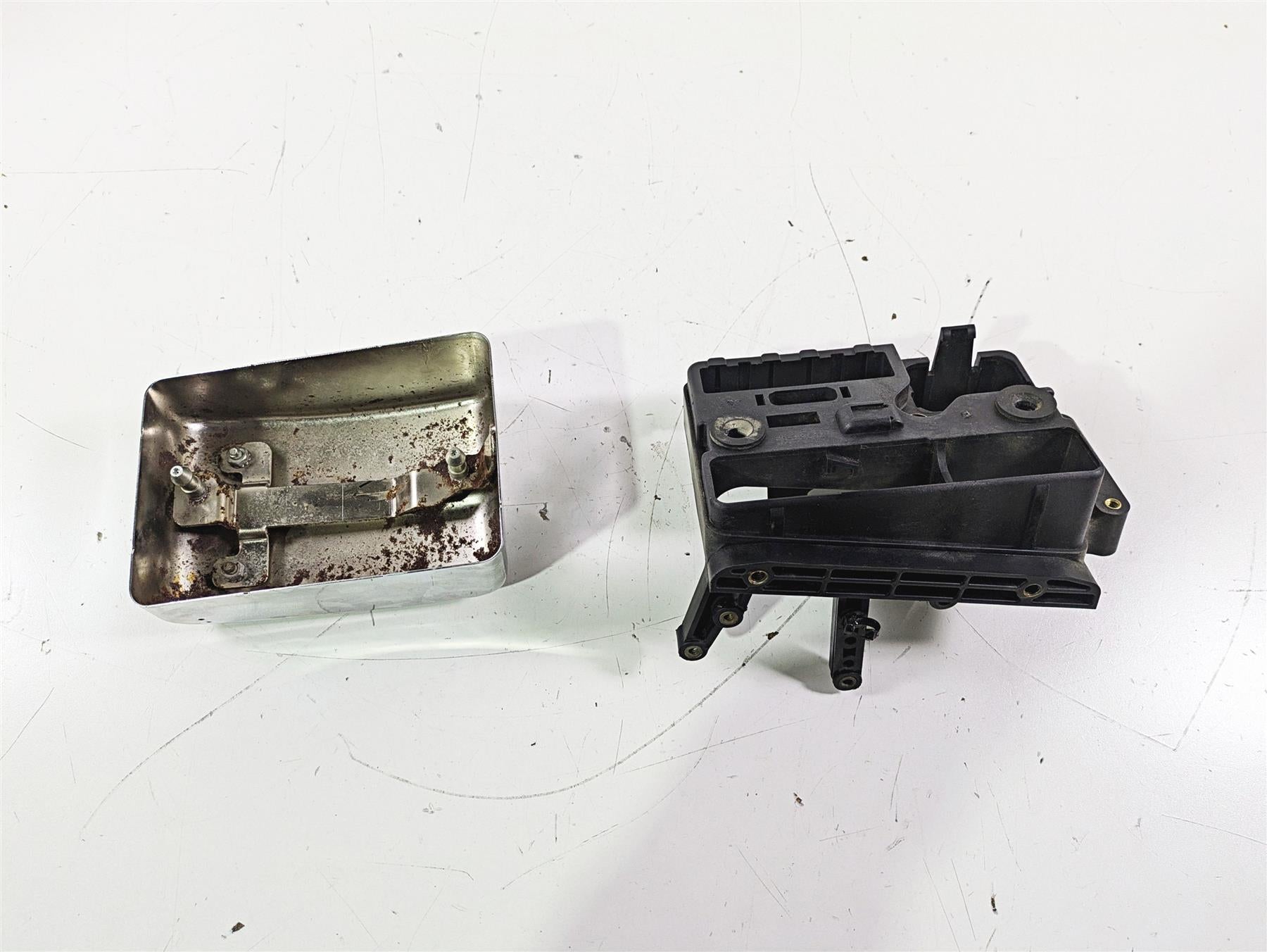 2007 Harley FXDWG Dyna Wide Glide Electrical Tray Stay + Chrome Cover 66333-04 {{ shop.shopifyCountryName }} - Mototech271