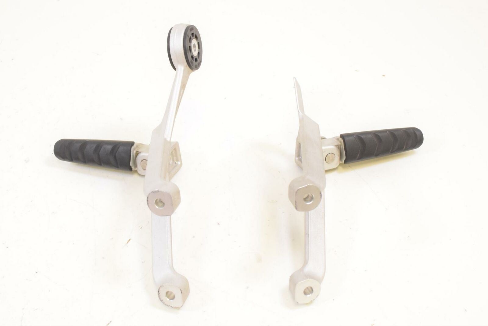2016 BMW R1200R R1200 R K53 Passenger Footpeg Foot Peg Rest SET 46718540799 {{ shop.shopifyCountryName }} - Mototech271