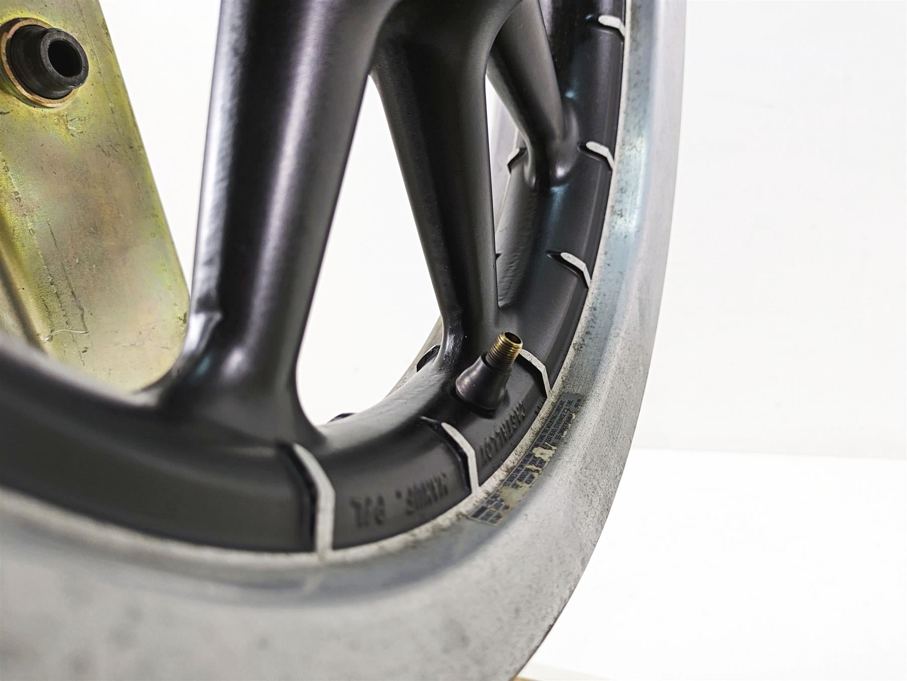2005 Harley Touring FLHTCUI Electra Glide 16x3 Front Wheel Cast Rim 43493-00 {{ shop.shopifyCountryName }} - Mototech271