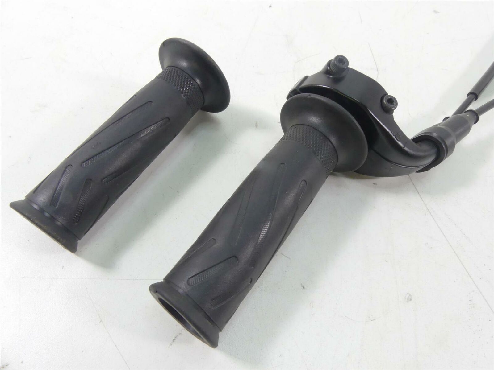 2020 Yamaha VMX17 1700 Throttle Accelerate Cable Grip Grab Set 4YR-26240-02-00 {{ shop.shopifyCountryName }} - Mototech271