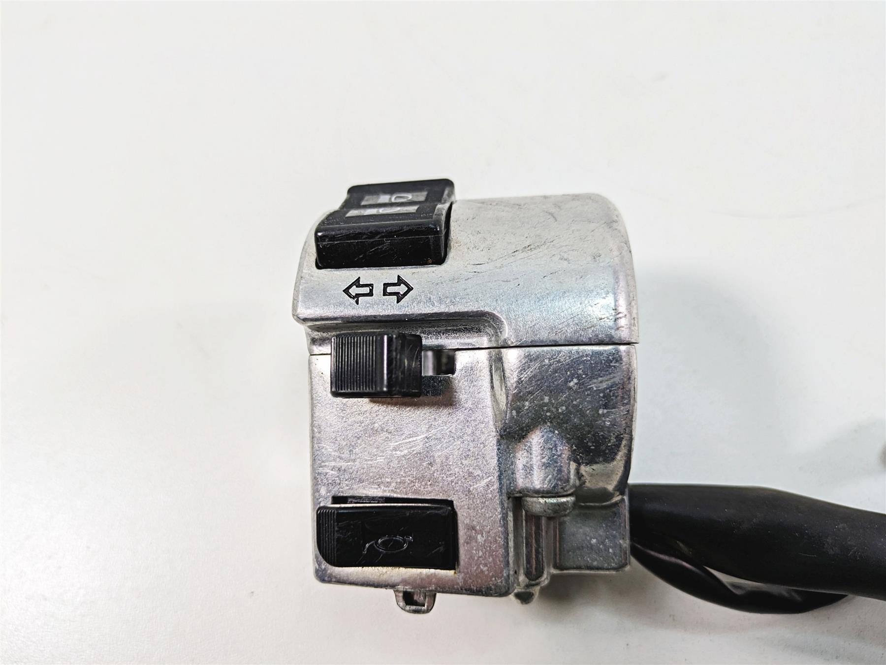 2006 Honda V-Twin VTX1300 R Left Hand Control Switch Blinker 35020-MEA-670 {{ shop.shopifyCountryName }} - Mototech271