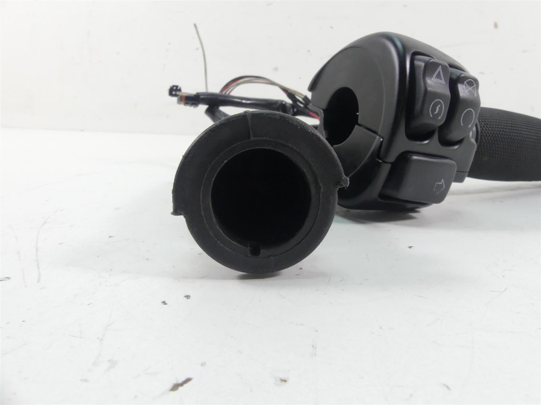 2021 Harley Softail FLSB Sport Glide Right Hand Control Switch - Read 71500462 {{ shop.shopifyCountryName }} - Mototech271