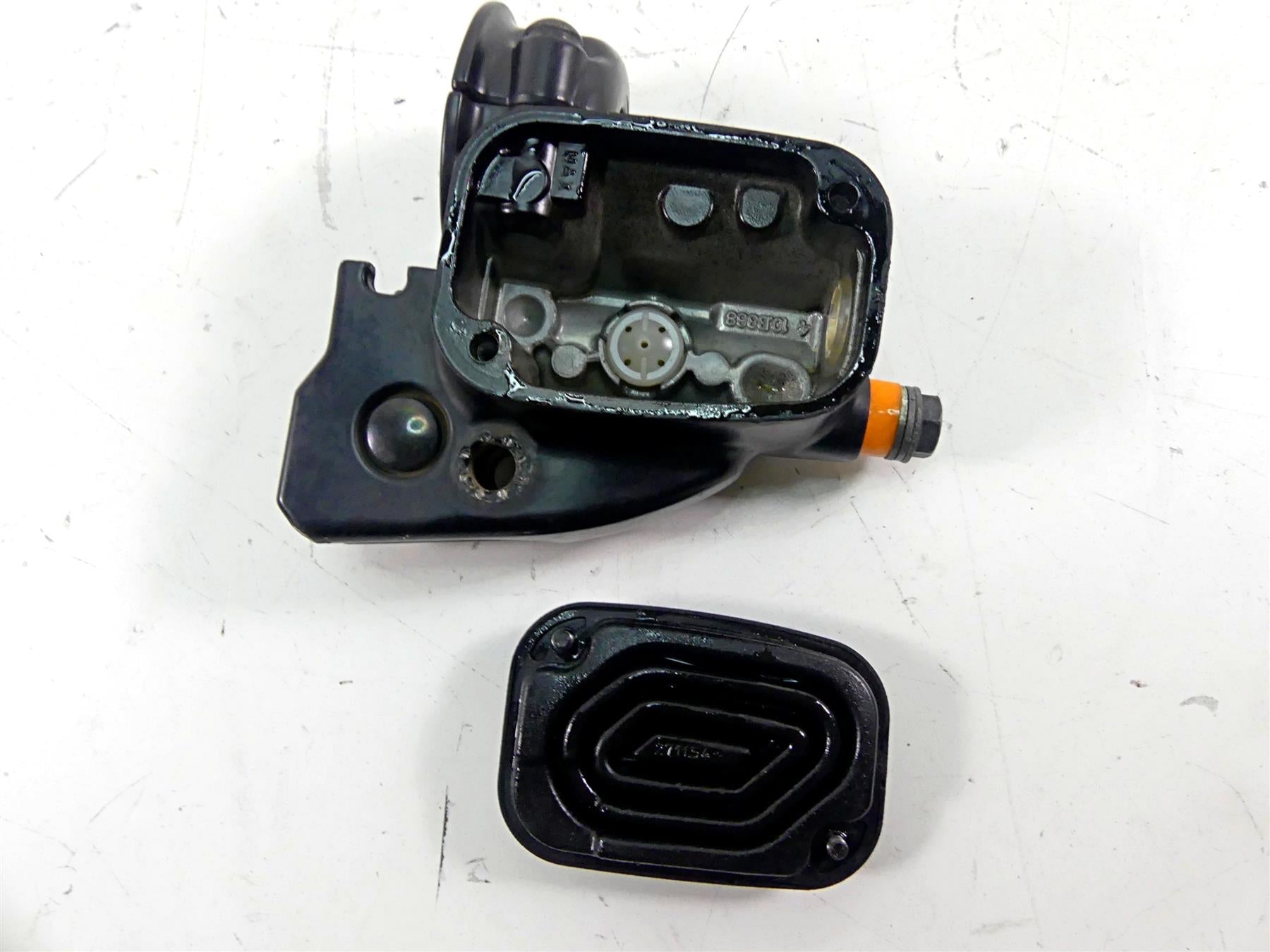 2015 Harley Davidson VRSCDX Night Rod Sp Front Brake Master Cylinder 44551-08F {{ shop.shopifyCountryName }} - Mototech271