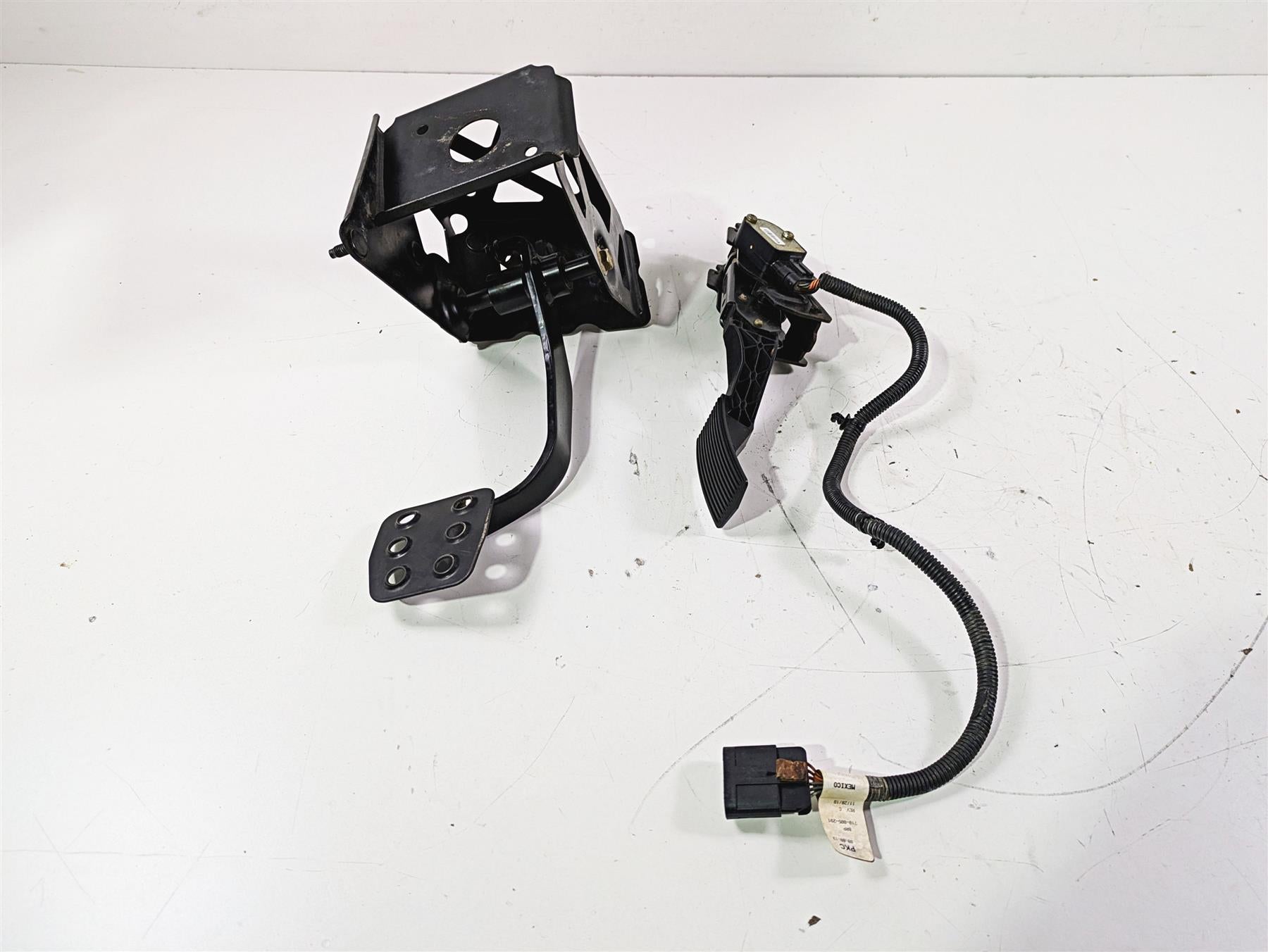 2019 Can Am Maverick X3 XRS Turbo R Foot Pedal Set & Mount 705207621