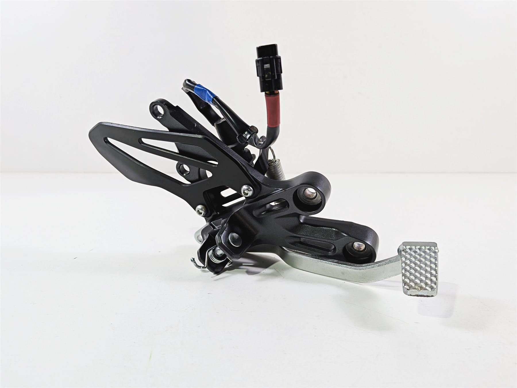 2025 Yamaha YZF R7 Right Foot Peg Mount & Brake Pedal BEB-27443-00 BEB-27211-00 {{ shop.shopifyCountryName }} - Mototech271