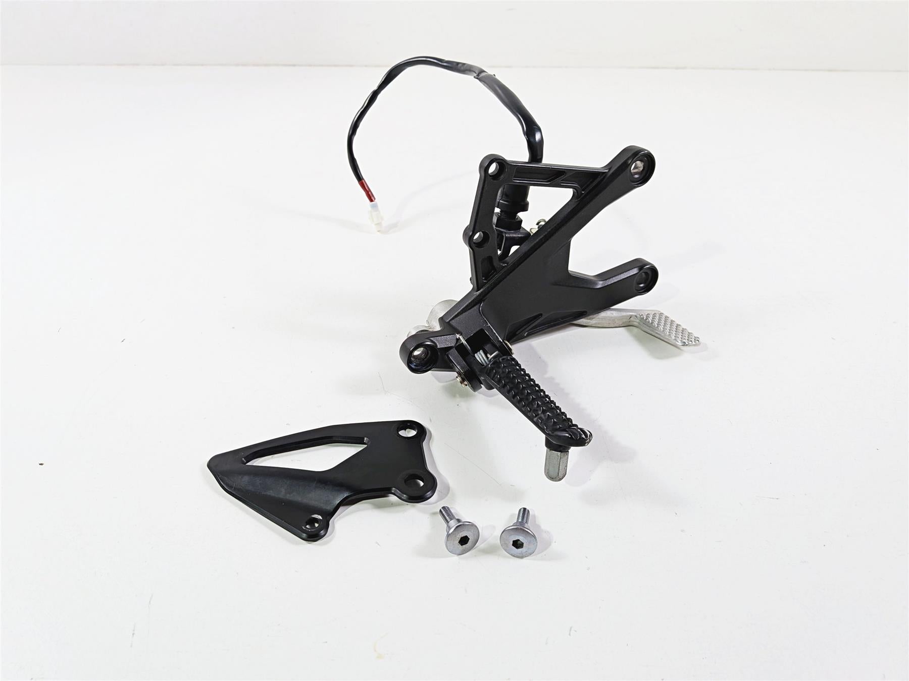 2022 Yamaha YZF R1 R1M RN65 Front Right Foot Peg & Brake Pedal 2CR-27443-00-00-Mototech271