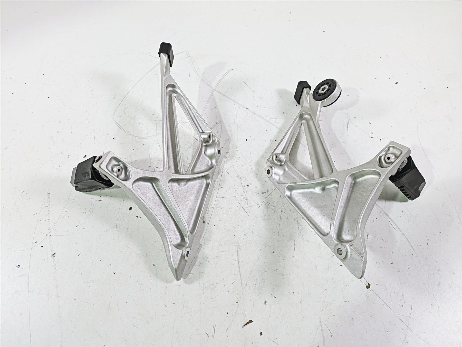 2014 BMW R1200 RT RTW K52 Passenger Footpeg Set 46718534789 46718534790 {{ shop.shopifyCountryName }} - Mototech271