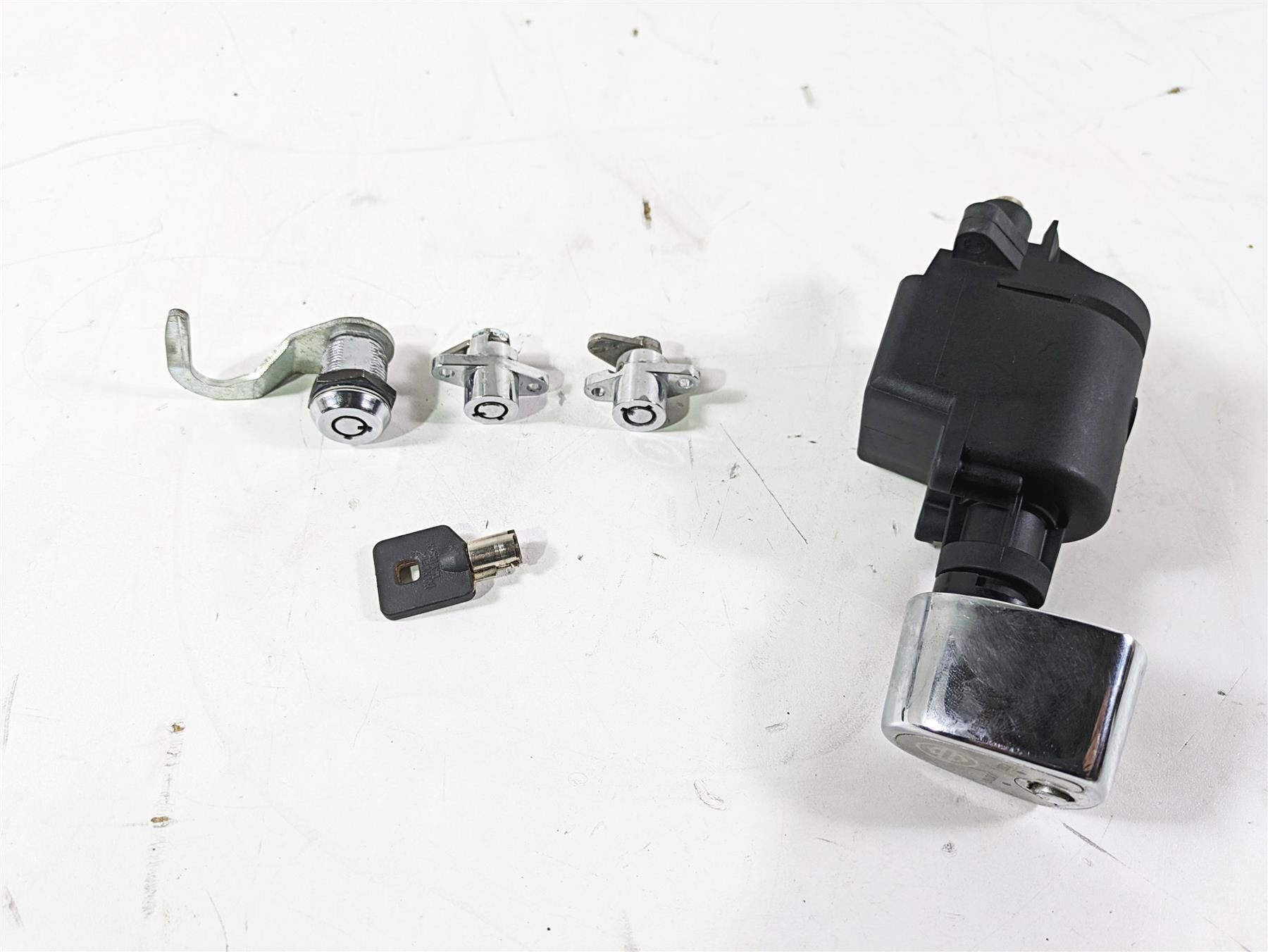 2008 Harley Touring FLHTCU E-Glide 105TH Ignition Switch Key Lock Set 71572-06 {{ shop.shopifyCountryName }} - Mototech271