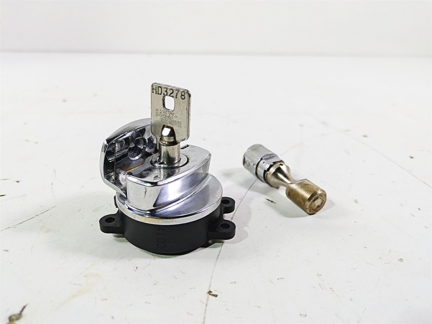 2005 Harley Softail FLSTSCI Heritage Springer Ignition Switch Key Lock 71450-04 {{ shop.shopifyCountryName }} - Mototech271