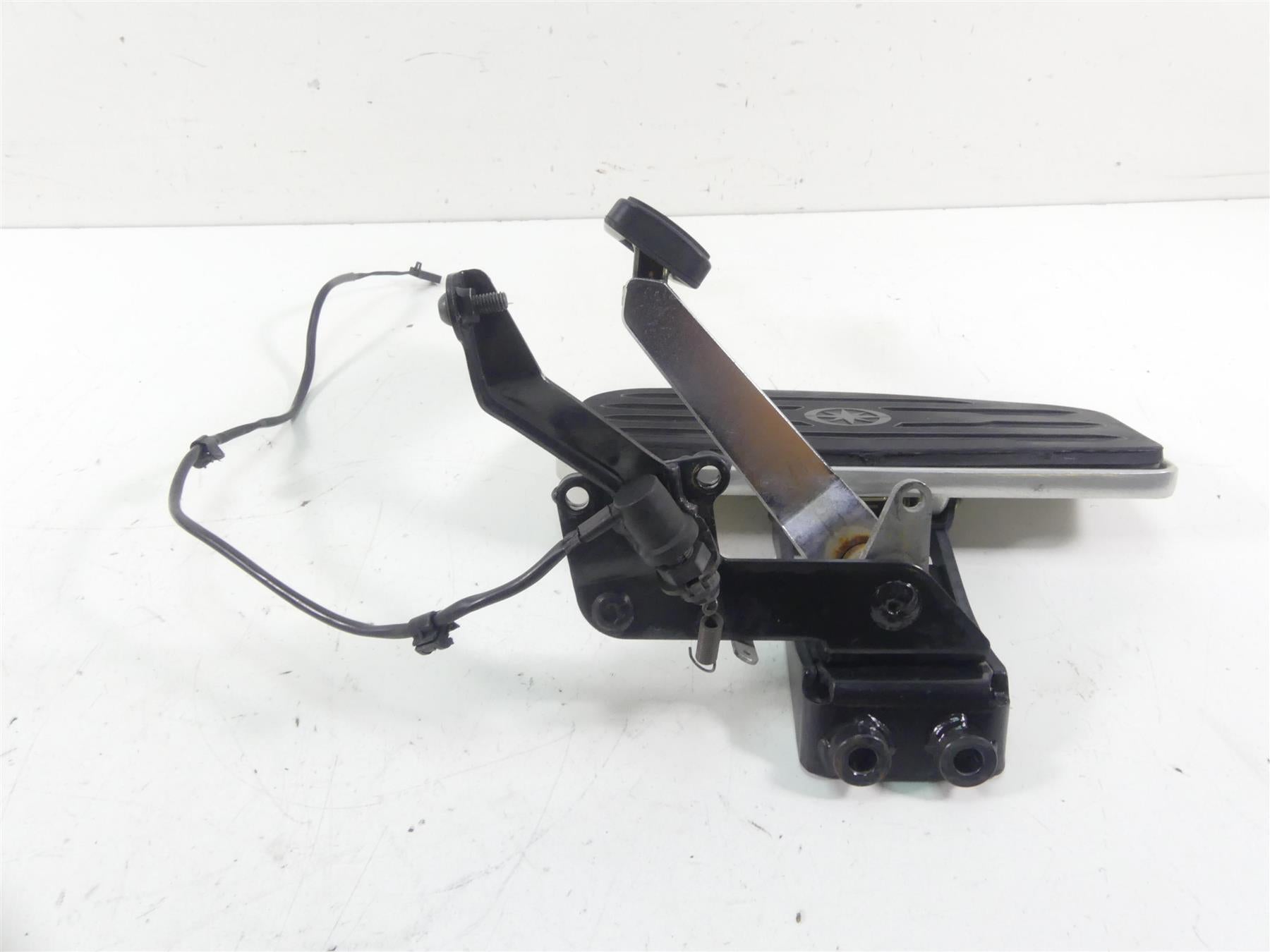 2001 Yamaha XV1600 Road Star Front Right Floor Board + Brake Pedal 4WM-27420-10 {{ shop.shopifyCountryName }} - Mototech271
