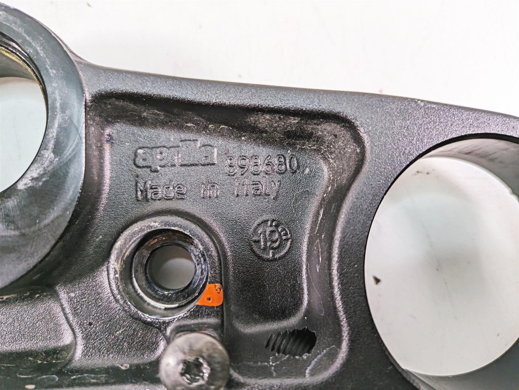 2020 Aprilia Tuono V4 Factory Upper Triple Tree Steering Clamp 2B005702 898680 {{ shop.shopifyCountryName }} - Mototech271