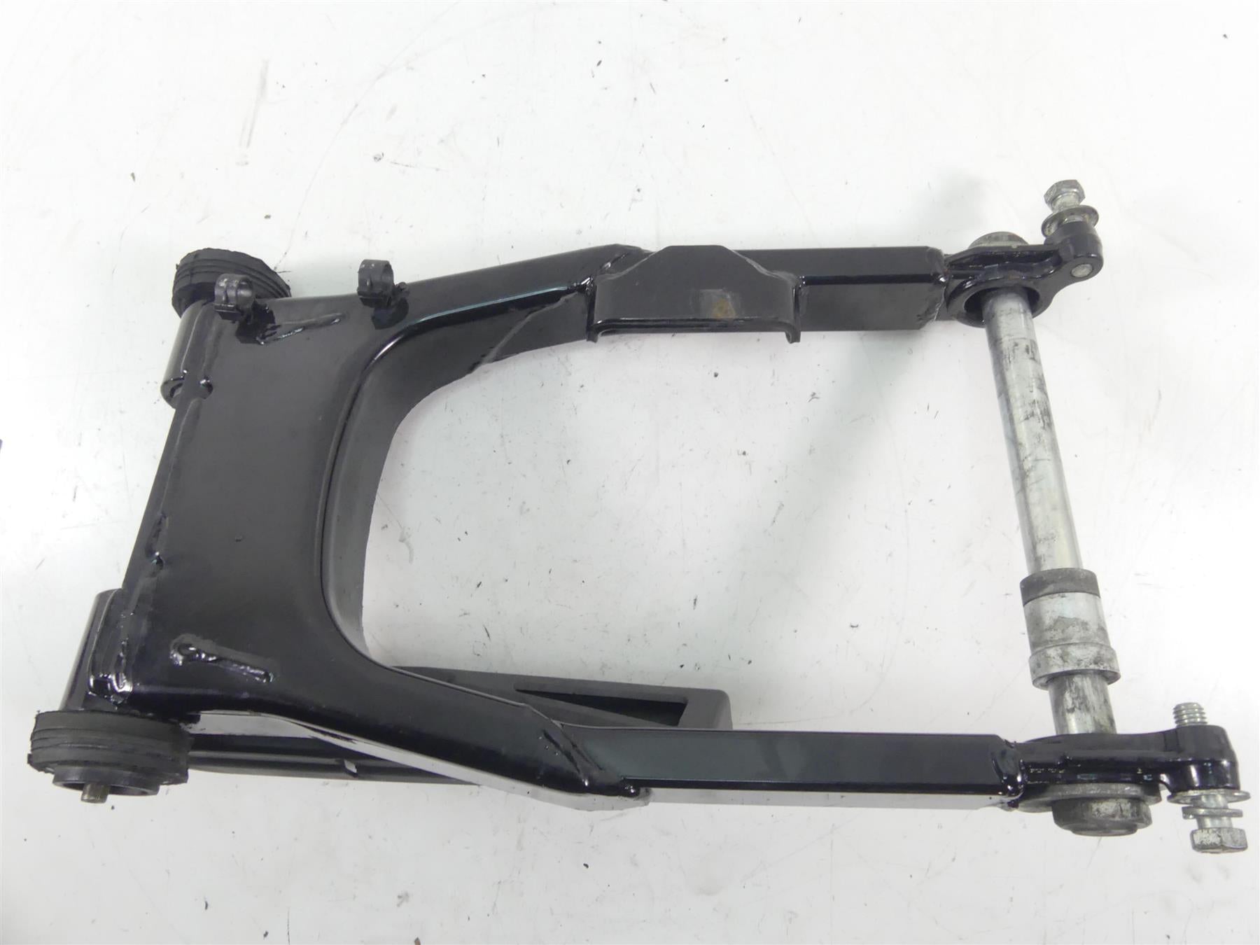 2005 Harley Touring CVO FLHTCSE Electra Glide Swingarm Swing Arm & Axle 47549-02 {{ shop.shopifyCountryName }} - Mototech271
