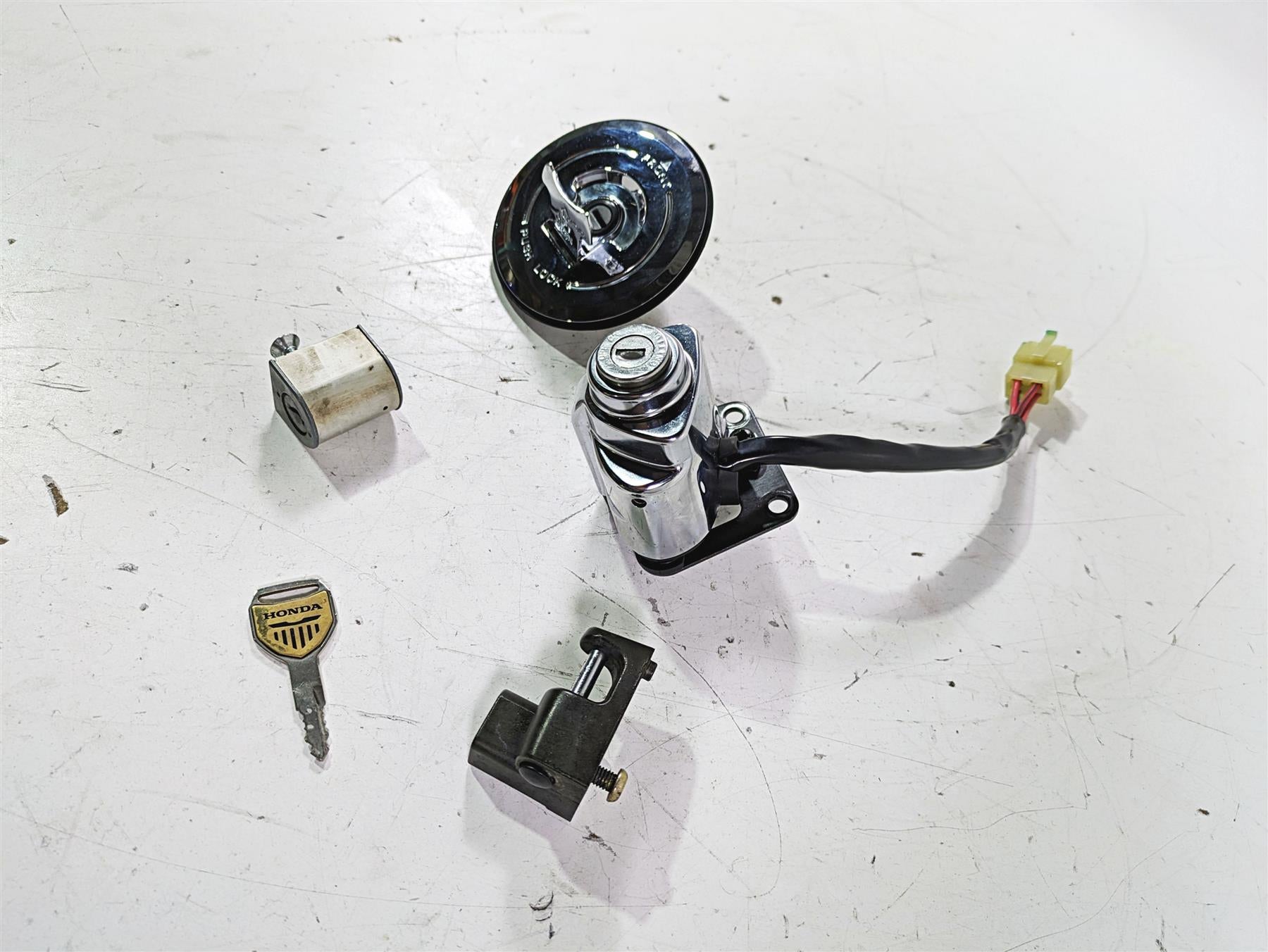 2002 Honda VTX1800 Retro Ignition Switch Steering Key Lock Cap Set 35110-MR1-000 {{ shop.shopifyCountryName }} - Mototech271