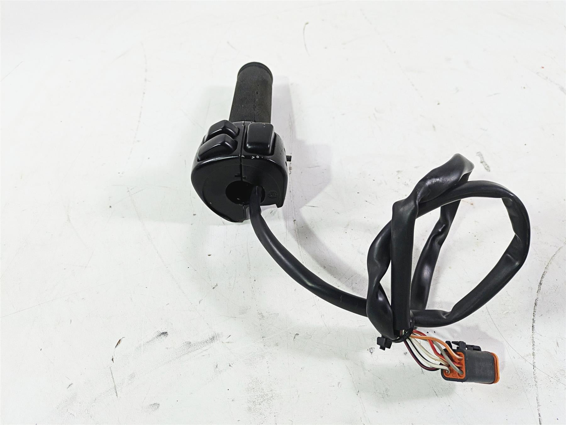 2004 Harley FLSTCI Softail Heritage Right Hand Control Switch 71684-06A 71683-06 {{ shop.shopifyCountryName }} - Mototech271