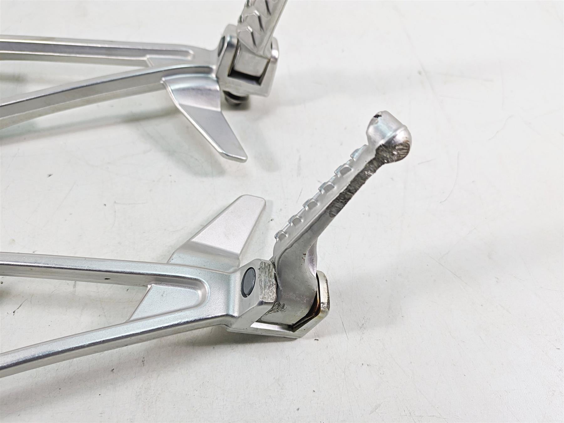 2021 Aprilia RS660 Rear Passenger Footpeg Set - Rash 2B005206 2B005205 {{ shop.shopifyCountryName }} - Mototech271