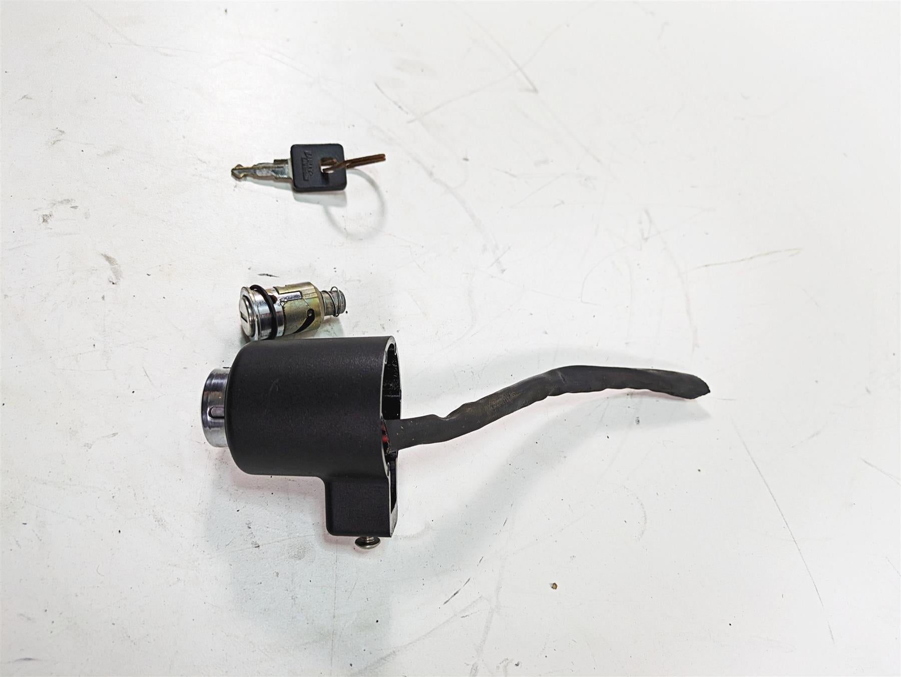 2006 Harley Sportster XL1200 Ignition Switch Steering Lock Key Set Read 71441-94 {{ shop.shopifyCountryName }} - Mototech271