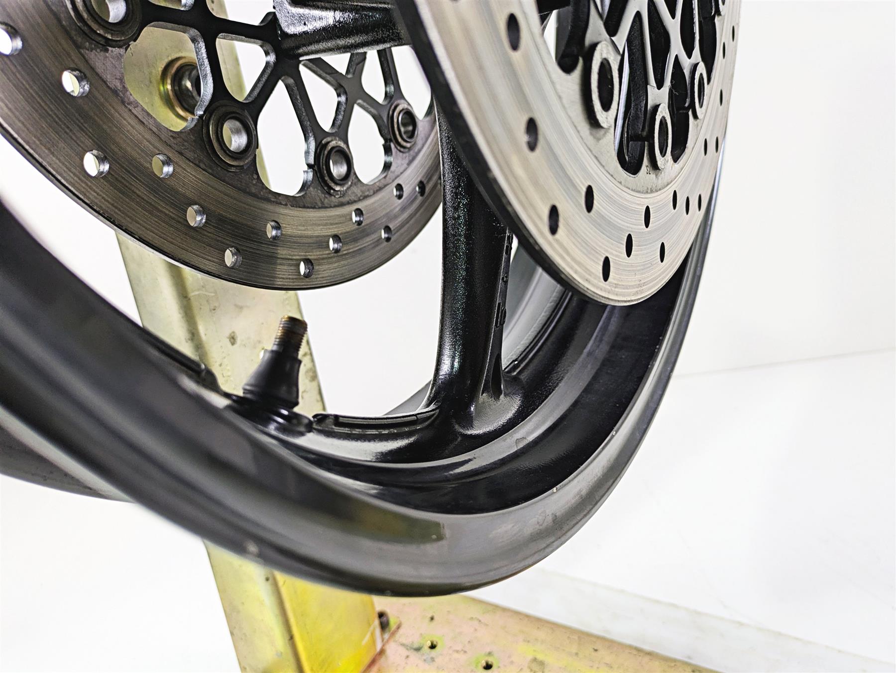 2008 Suzuki GSXR600 Front Wheel Rim 17x3.5 & Brake Rotor Discs 54111-37H00-019 {{ shop.shopifyCountryName }} - Mototech271