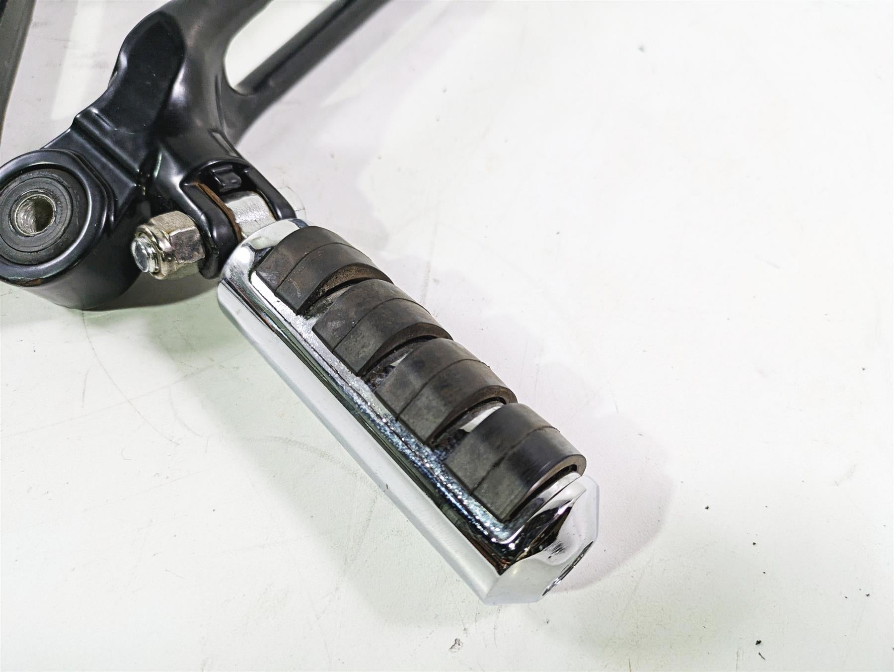 2006 Harley VRSCR Street V-Rod Passenger Footpeg Rest Set R 51087-06 L 51088-06 {{ shop.shopifyCountryName }} - Mototech271