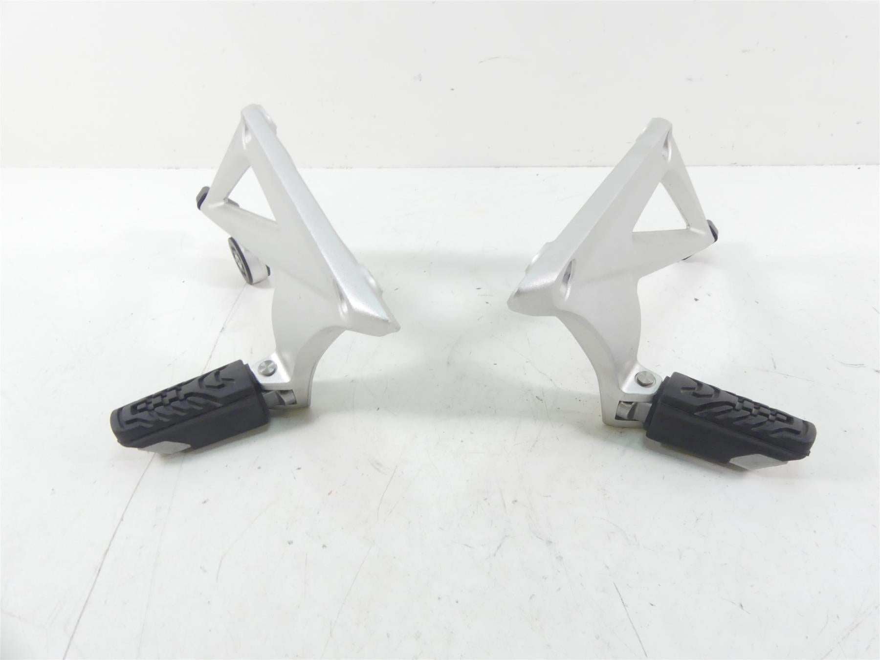 2017 BMW R1200RT K52 Rear Passenger Footpeg Set 46718534789 46718534790 {{ shop.shopifyCountryName }} - Mototech271