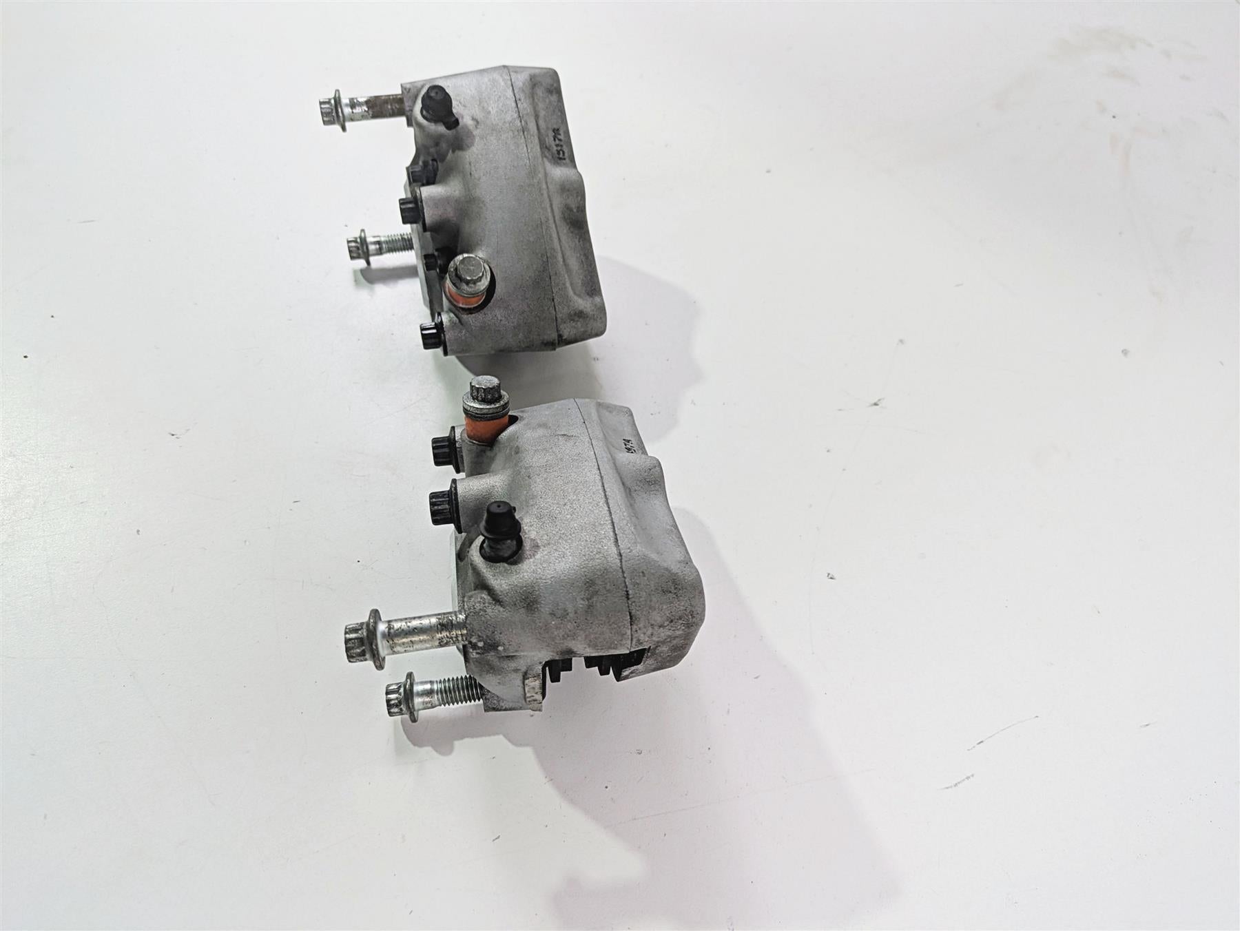 2007 Harley Touring FLHRSE CVO Road King Front Brake Caliper Set 44381-99C {{ shop.shopifyCountryName }} - Mototech271