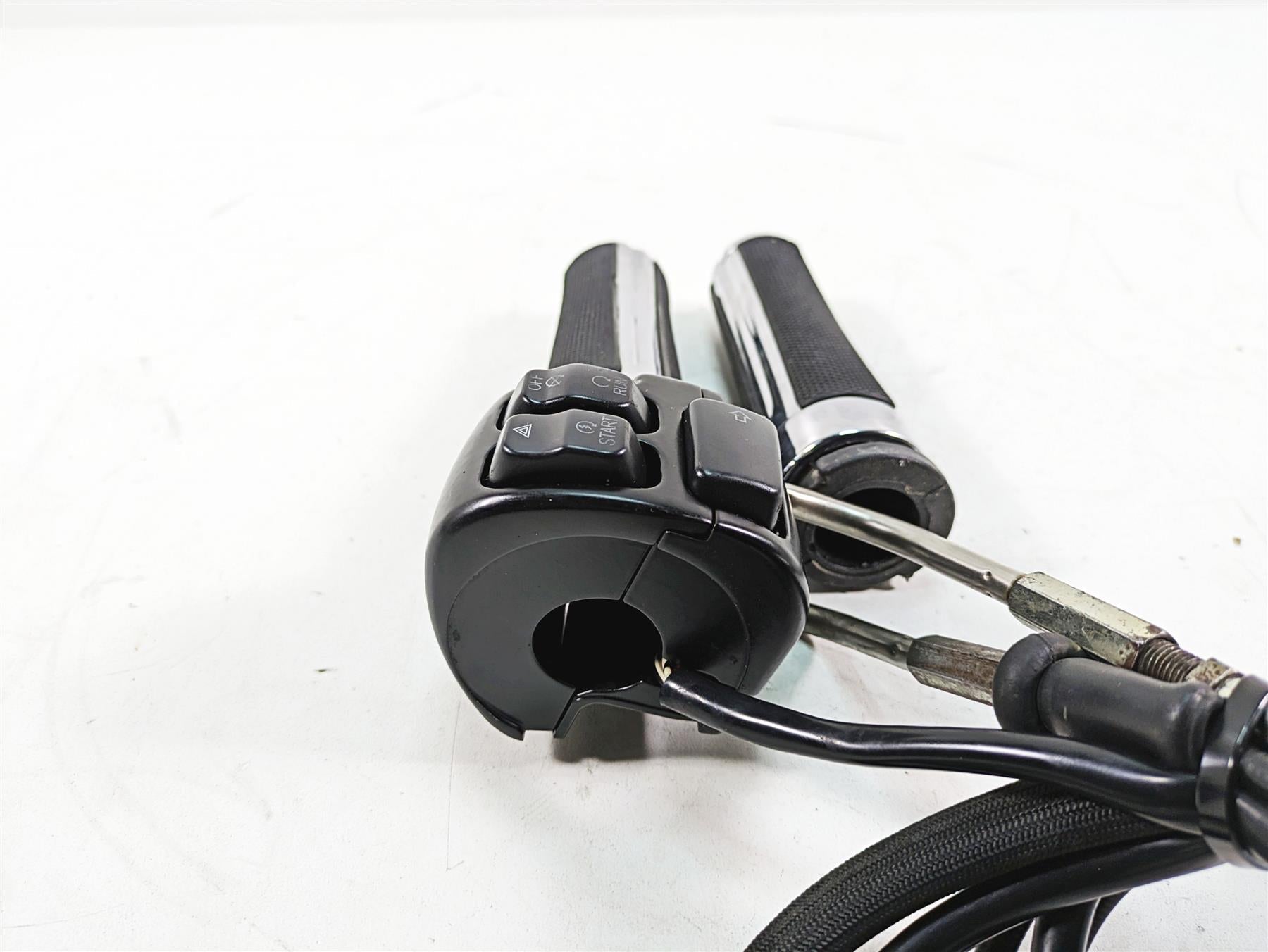 2012 Harley FLD Dyna Switchback Right Control Switch Throttle Grip Set 72948-12 {{ shop.shopifyCountryName }} - Mototech271