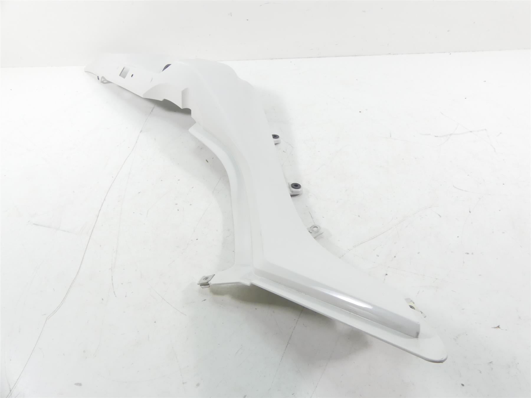 2017 BMW R1200RT K52 Left Tail Side Fairing Cover Alpinweiss 46638533567 {{ shop.shopifyCountryName }} - Mototech271