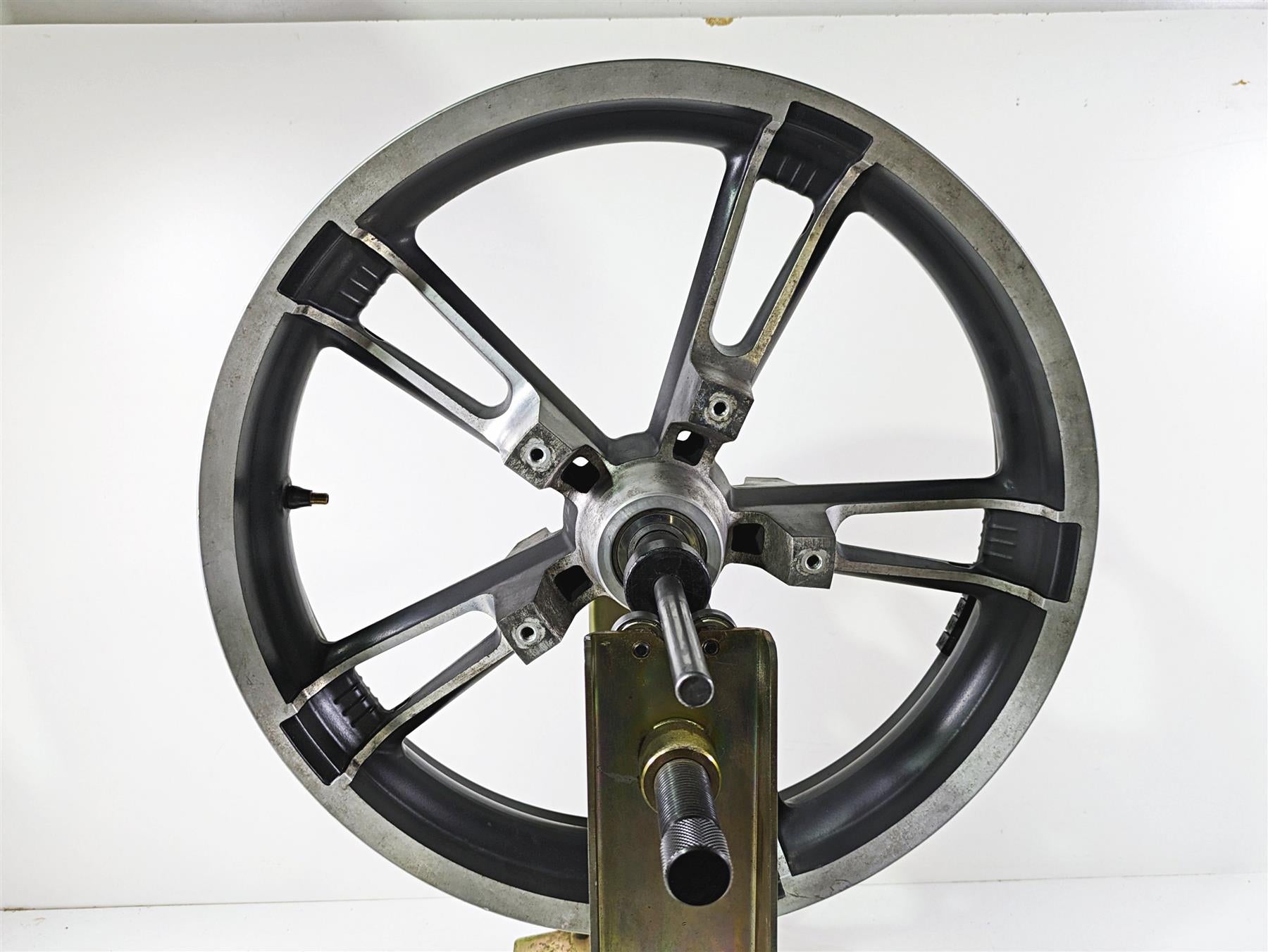 2017 Harley Touring FLTRXS Road Glide Front Wheel Enforcer 19x3.5 -READ 43300027 {{ shop.shopifyCountryName }} - Mototech271