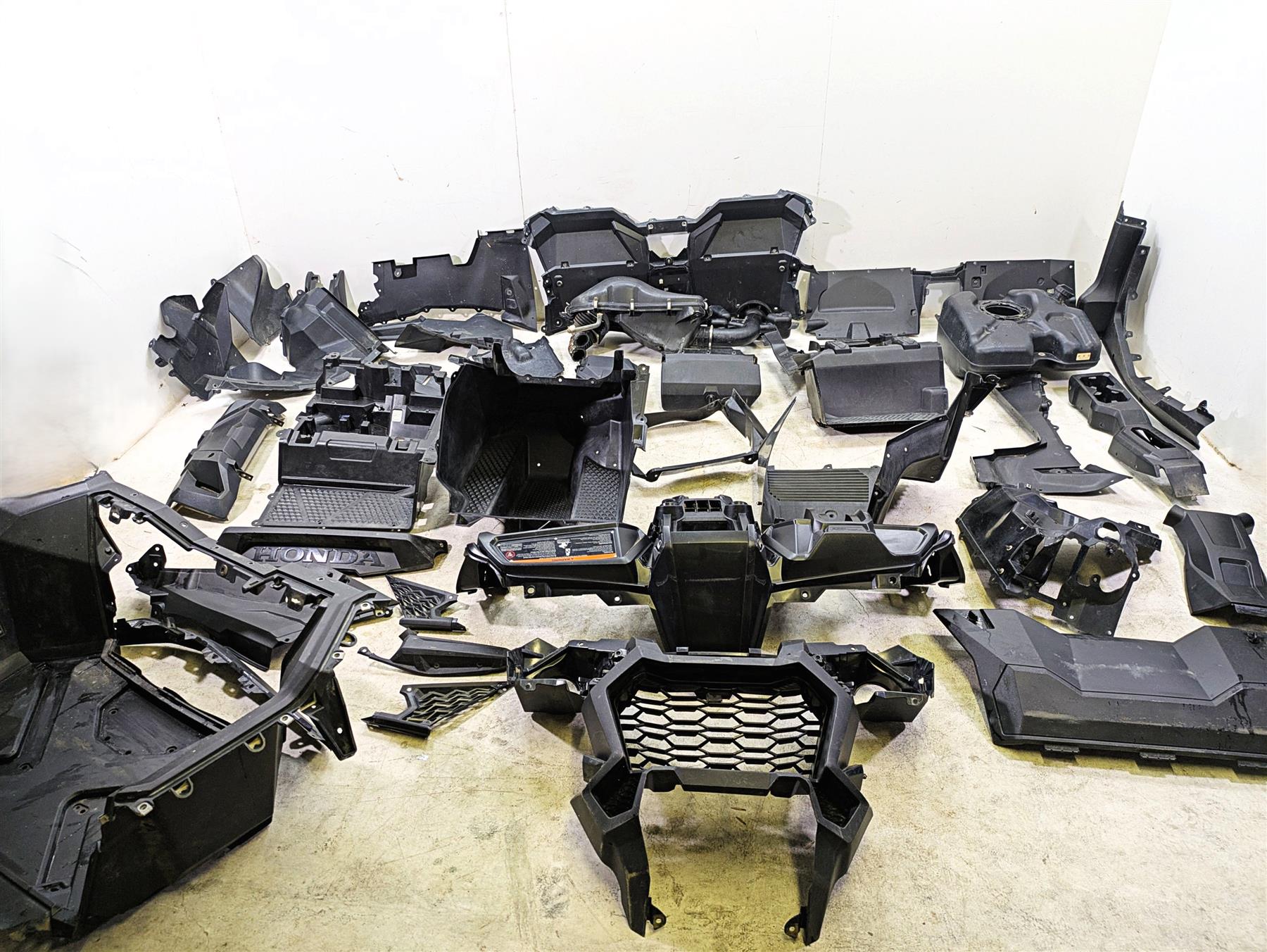 2023 Honda Talon SXS1000 S2R Interior Covers + Fuel Tank & Air Cleaner 64260-HL6