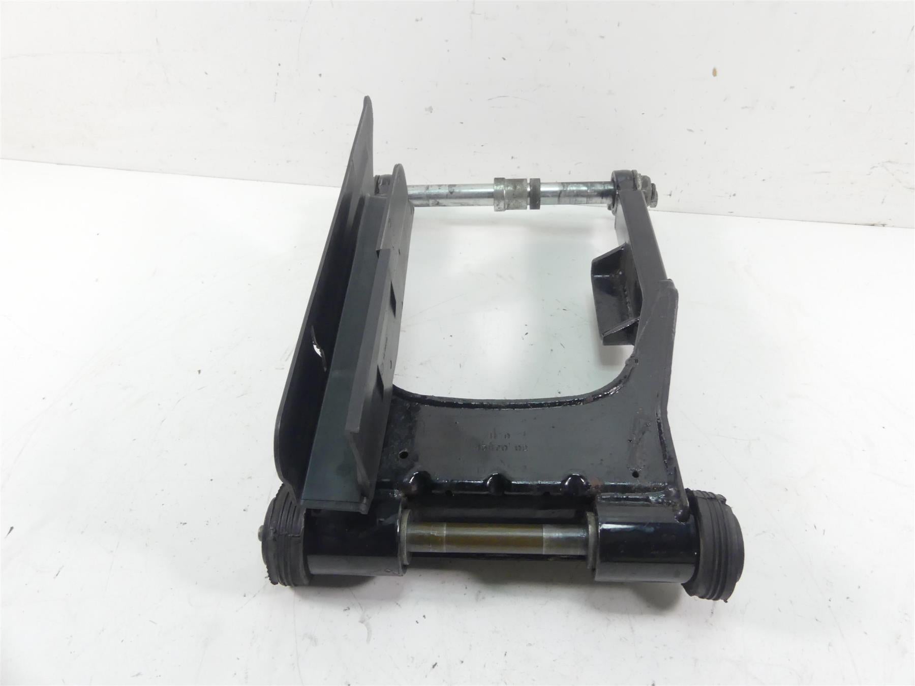 2005 Harley Touring CVO FLHTCSE Electra Glide Swingarm Swing Arm & Axle 47549-02 {{ shop.shopifyCountryName }} - Mototech271