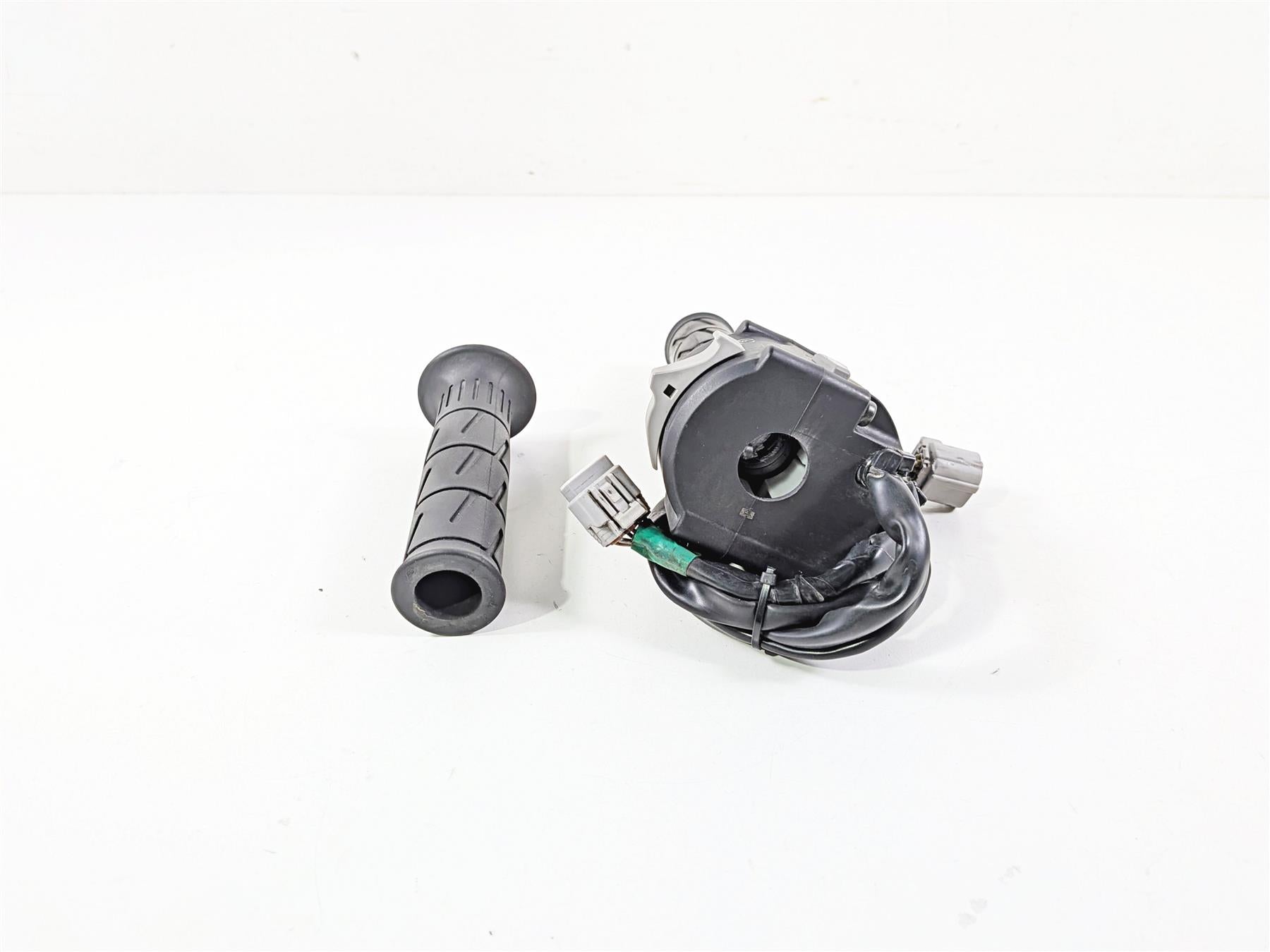 2022 Kawasaki ZX10R ZX1000 Ninja Right Hand Start Control Switch 46091-0585 {{ shop.shopifyCountryName }} - Mototech271