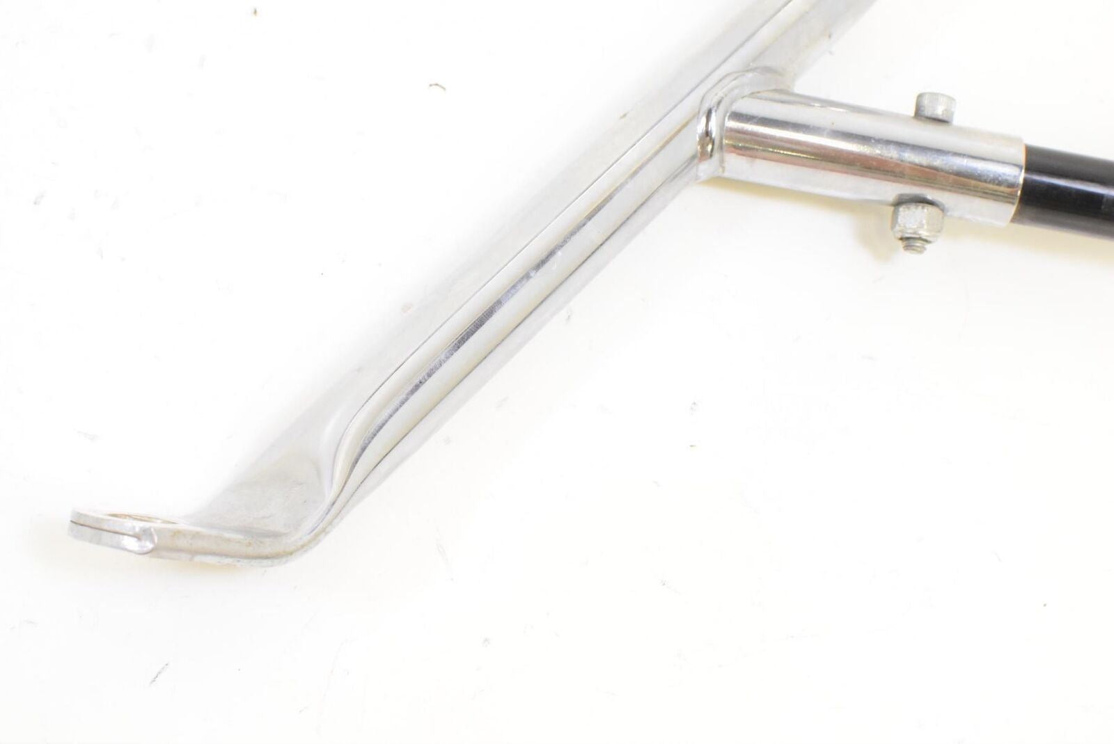 2016 Harley Touring FLHTCU Electra Glide Right Side Saddlebag Guard Bar 90200499 {{ shop.shopifyCountryName }} - Mototech271