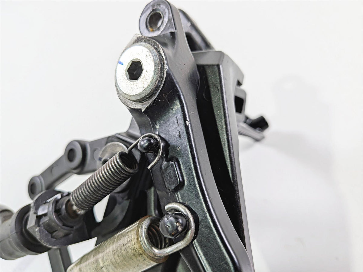 2016 Yamaha YZF R1 RN32 Front Right Foot Peg & Brake Pedal 2CR-27443-00-00 {{ shop.shopifyCountryName }} - Mototech271