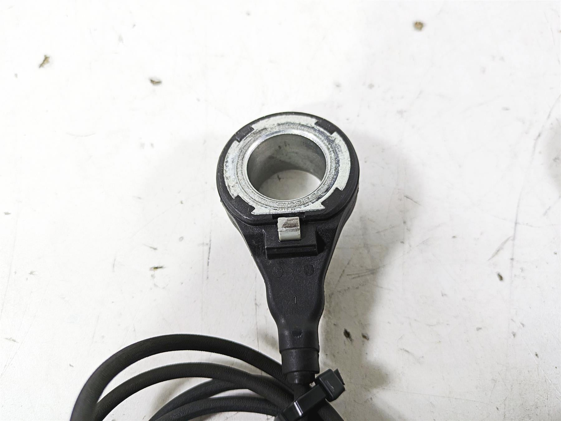 2015 Harley Touring FLHXS Street Glide Front Rear Abs Sensor Set 32700015 {{ shop.shopifyCountryName }} - Mototech271