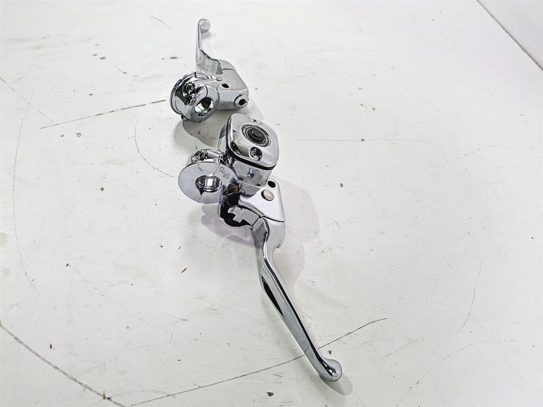 2004 Harley Softail FLSTF Fat Boy Chrome Brake Master Cylinder Set 9/16 45019-96 {{ shop.shopifyCountryName }} - Mototech271