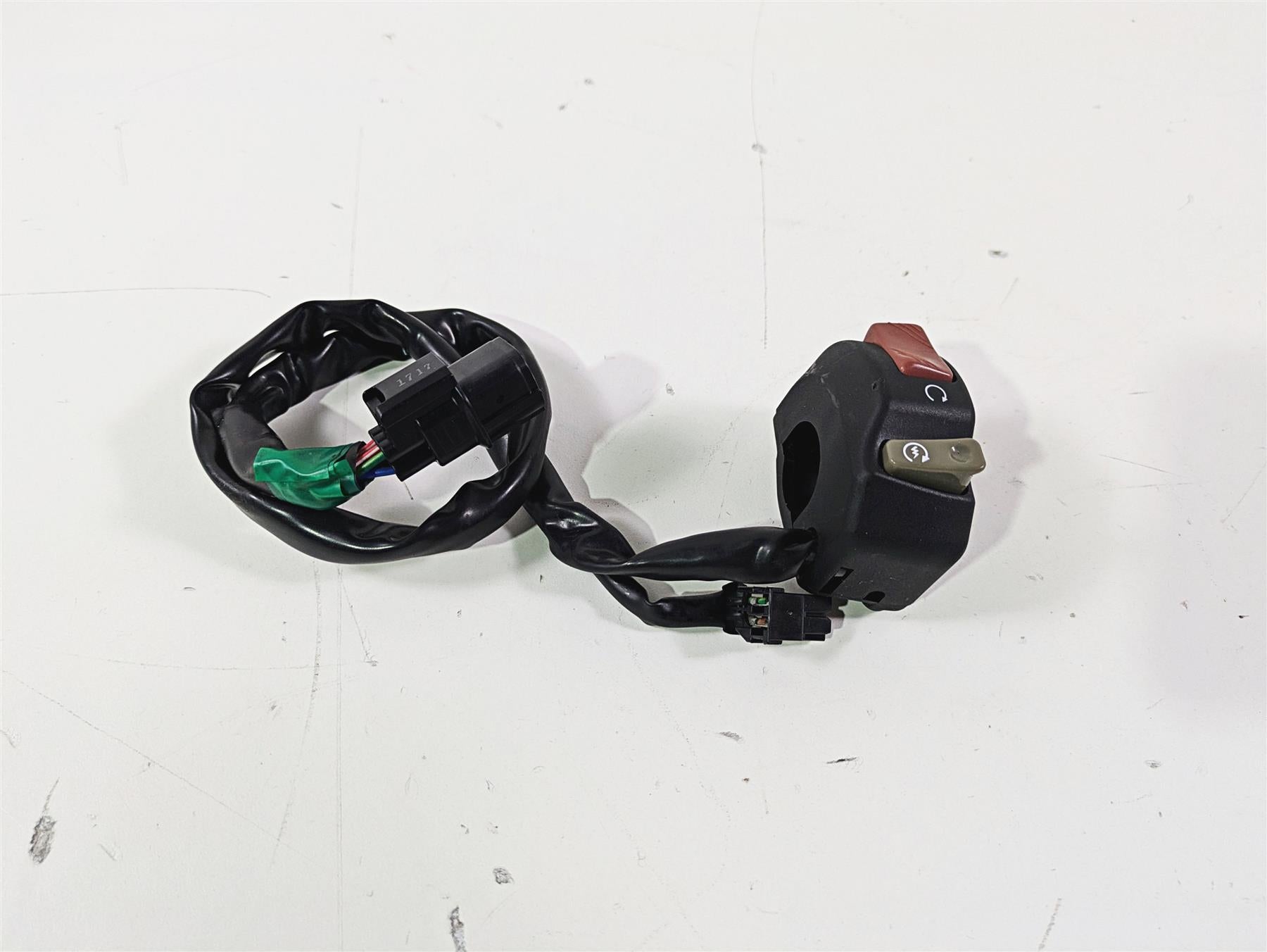 2022 Kawasaki ZR900RS Cafe Right Hand Start Stop Control Switch 46091-0508 {{ shop.shopifyCountryName }} - Mototech271