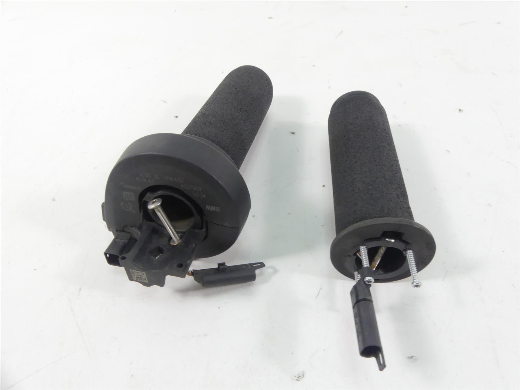 2015 BMW R1200RT K52 Left Right Heated Grip Grips Set 61318552117 61318552124 {{ shop.shopifyCountryName }} - Mototech271