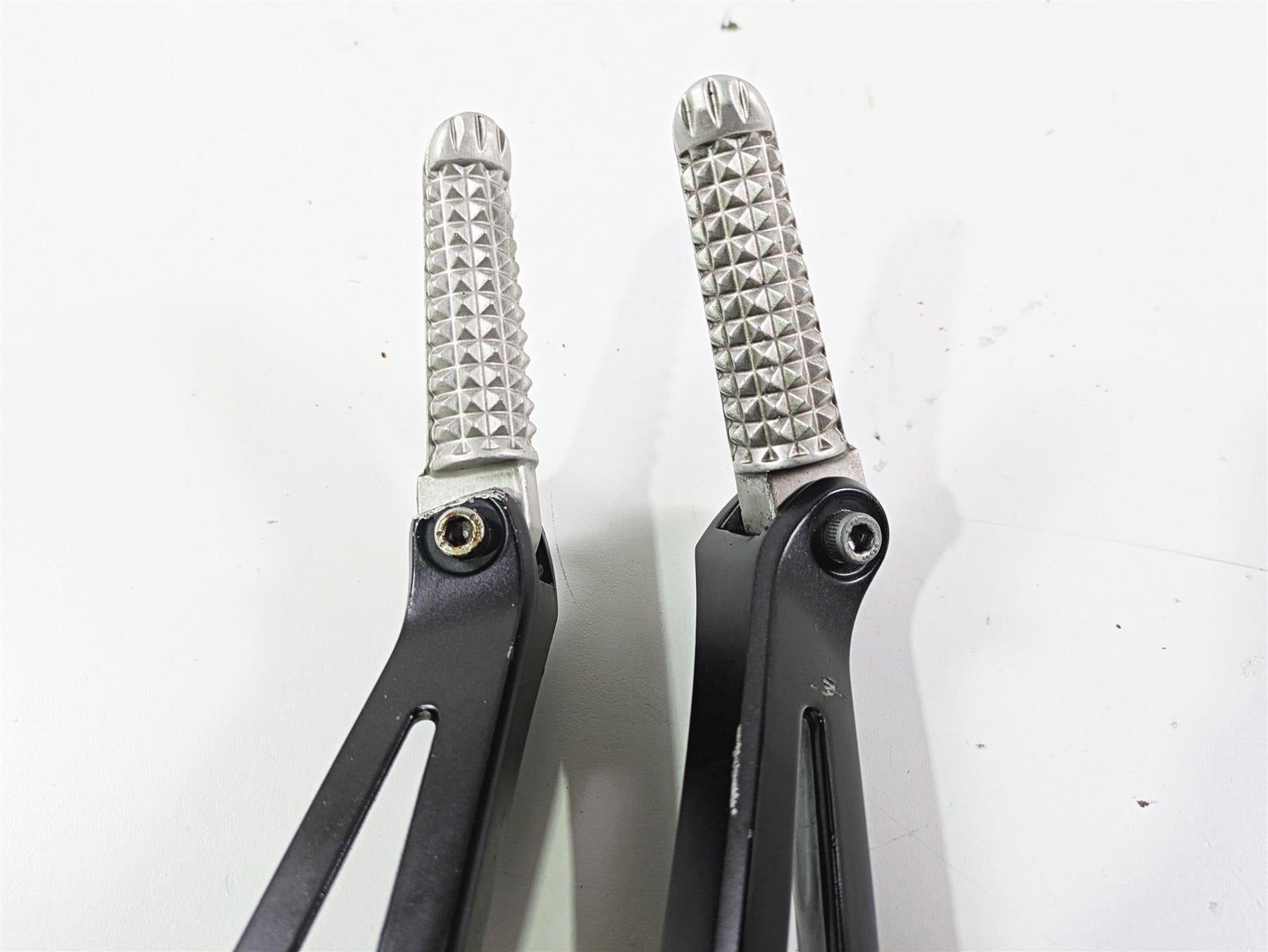 2014 Yamaha YZFR1 R1 RN22 Rear Passenger Footpeg Set 14B-2741L-10 14B-2742L-10 {{ shop.shopifyCountryName }} - Mototech271