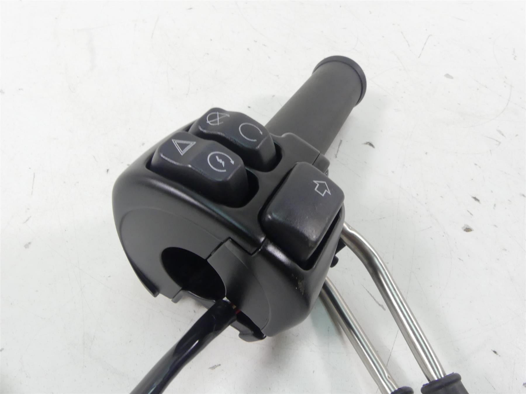 2020 Harley XL1200 CX Sportster Roadster Right Hand Control Switch 71500297 {{ shop.shopifyCountryName }} - Mototech271