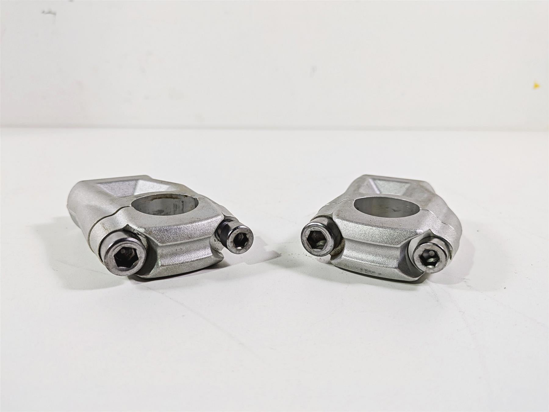 2015 Triumph Tiger Explorer XC Oem Handlebar Riser Holder Set T2040813 {{ shop.shopifyCountryName }} - Mototech271