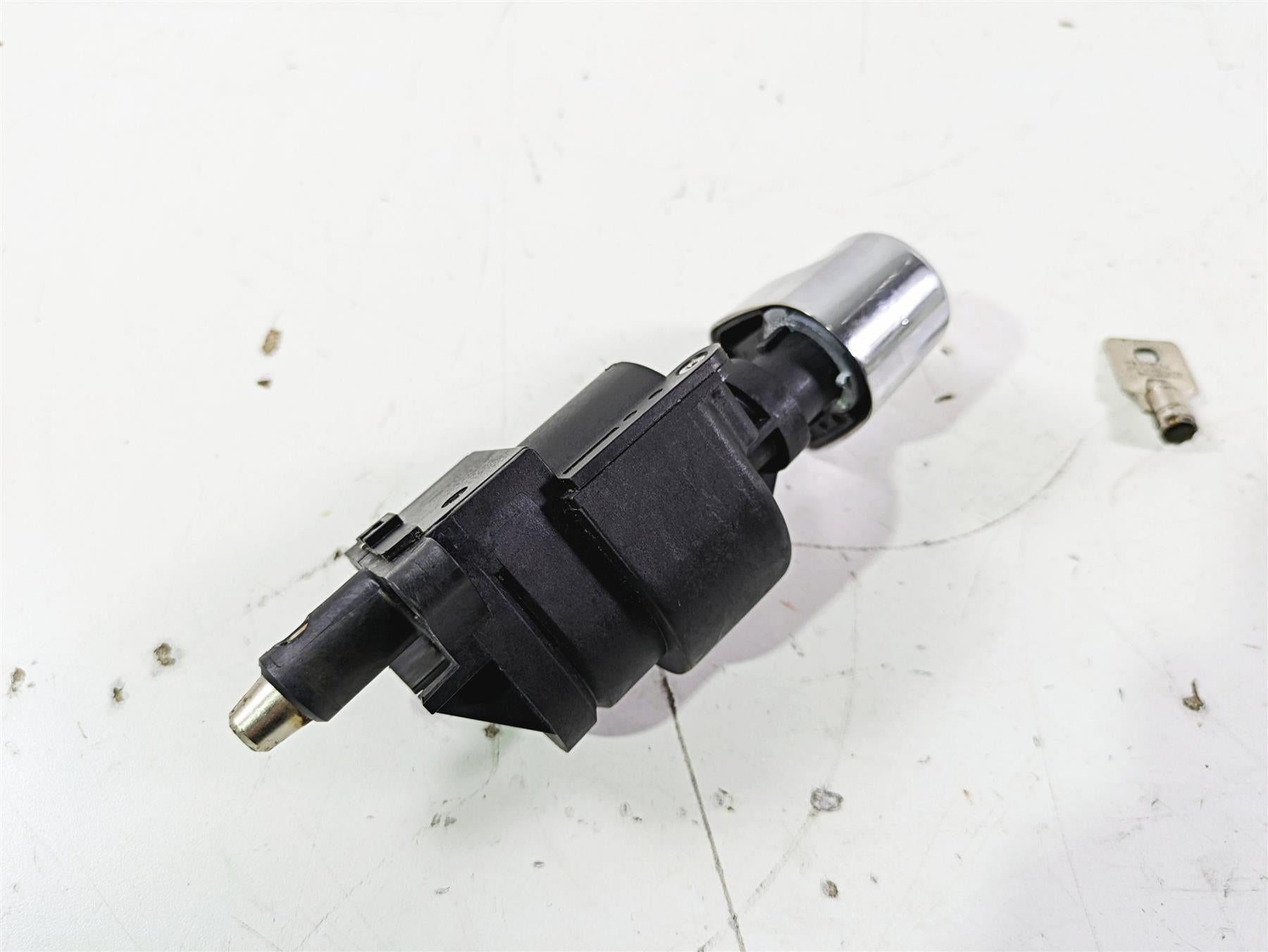 2016 Harley Touring FLTRX Road Glide Ignition Switch & Key READ 71400016B {{ shop.shopifyCountryName }} - Mototech271