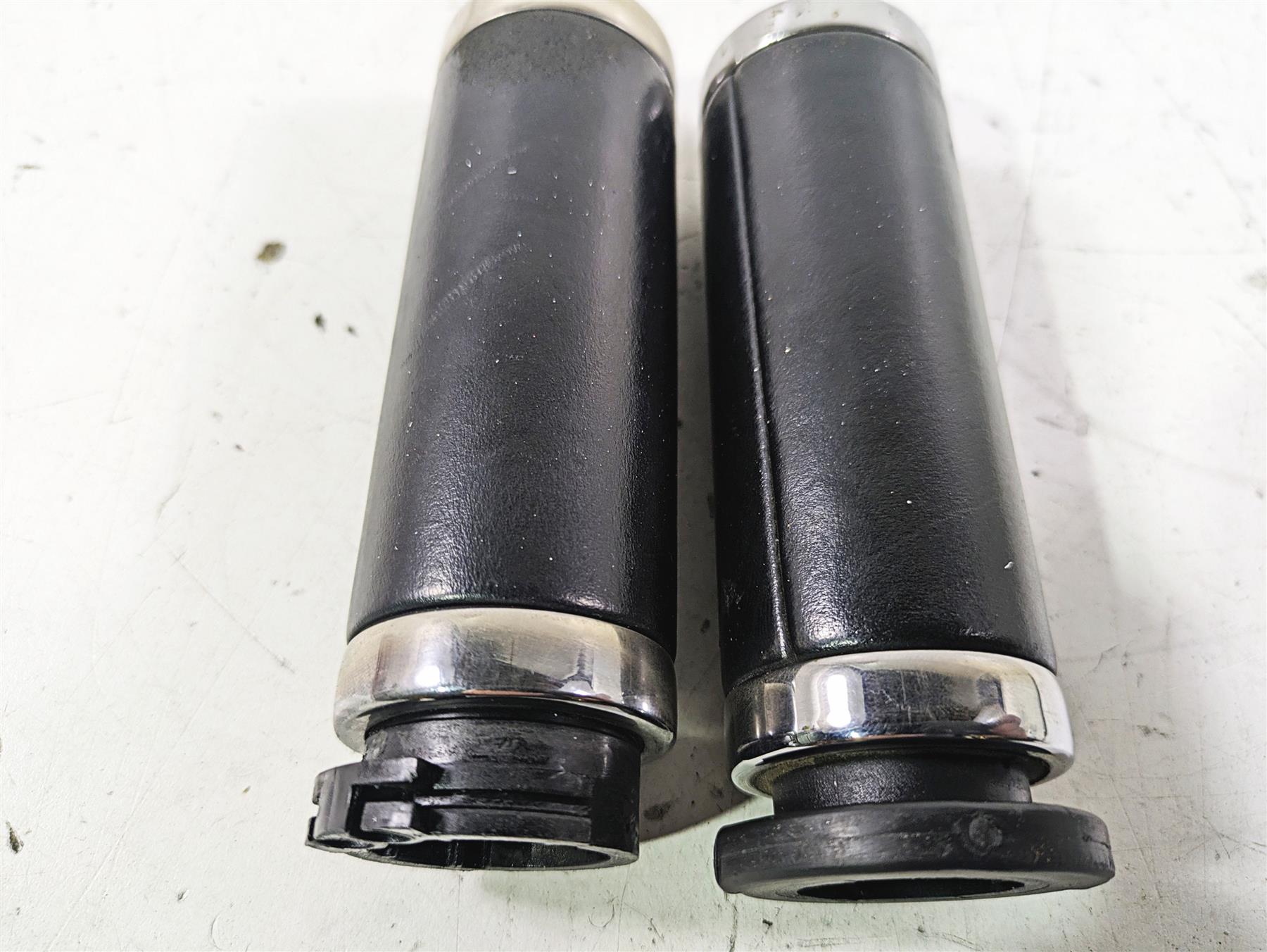 2005 Harley Softail FLSTFSE CVO Fat Boy Left Right Hand Grip Set 56020-98A {{ shop.shopifyCountryName }} - Mototech271