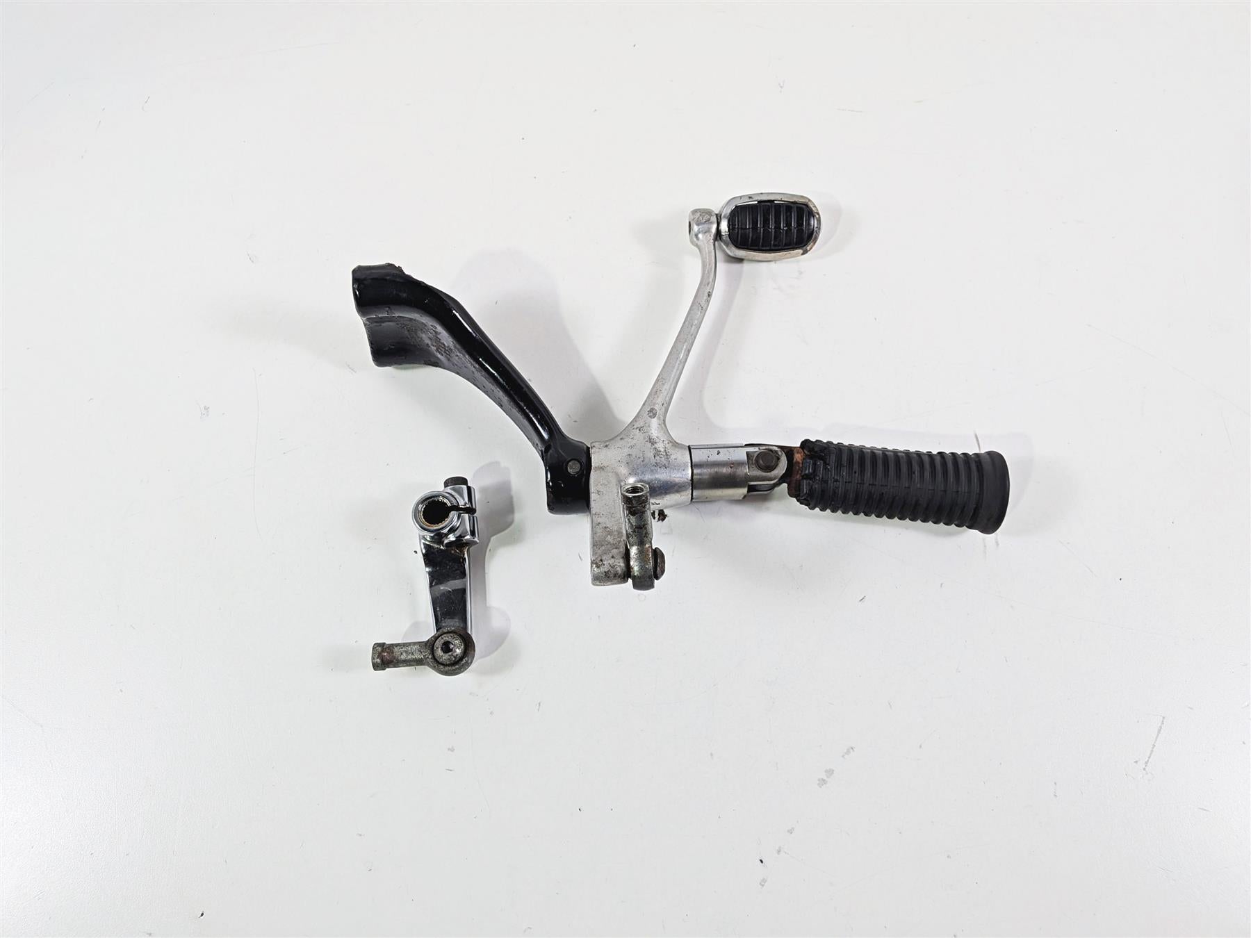 2006 Harley Sportster XL1200 C Front Left Footpeg & Shifter Parts FW 42651-04 {{ shop.shopifyCountryName }} - Mototech271